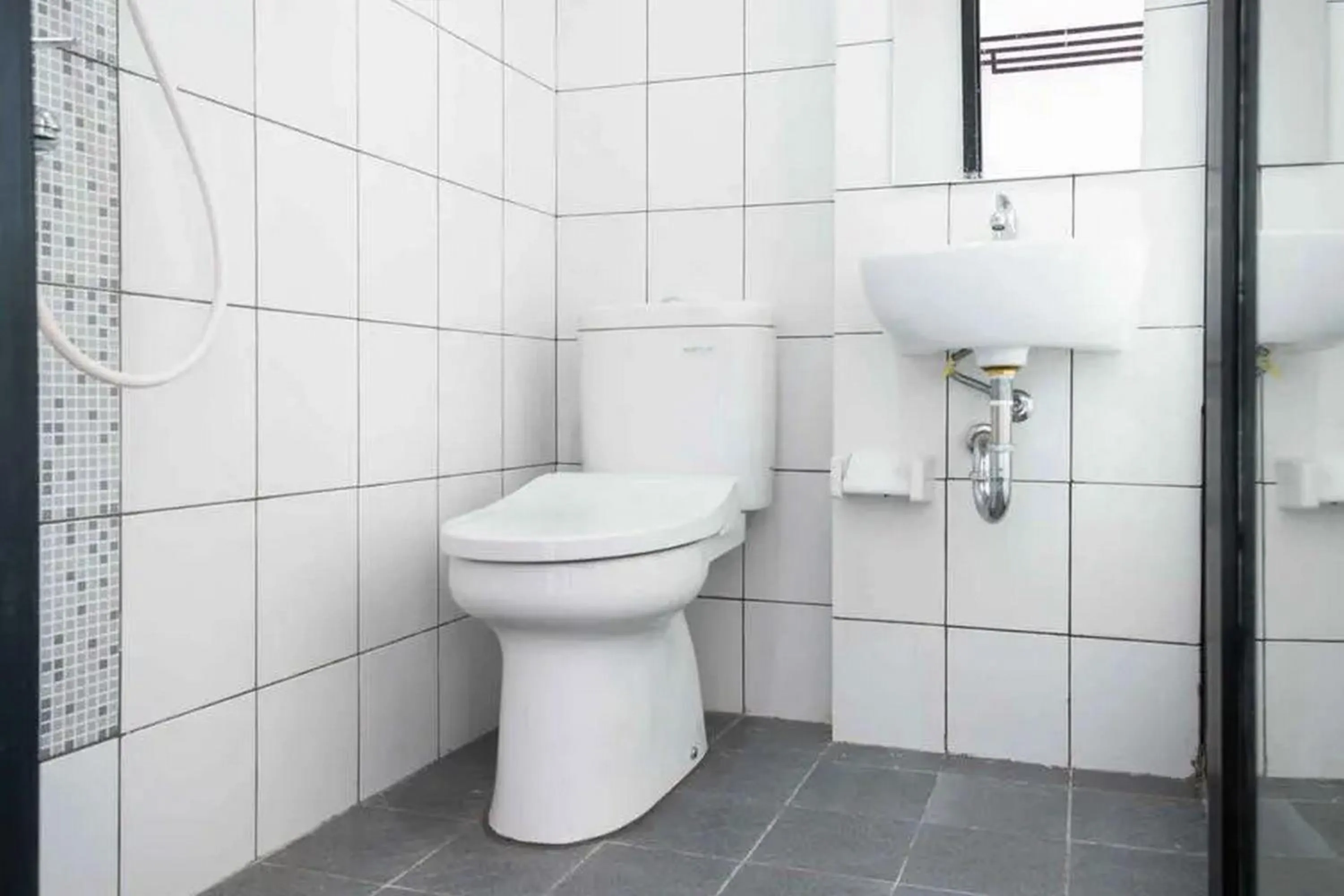 Bathroom in RedDoorz Plus near ICE BSD 2