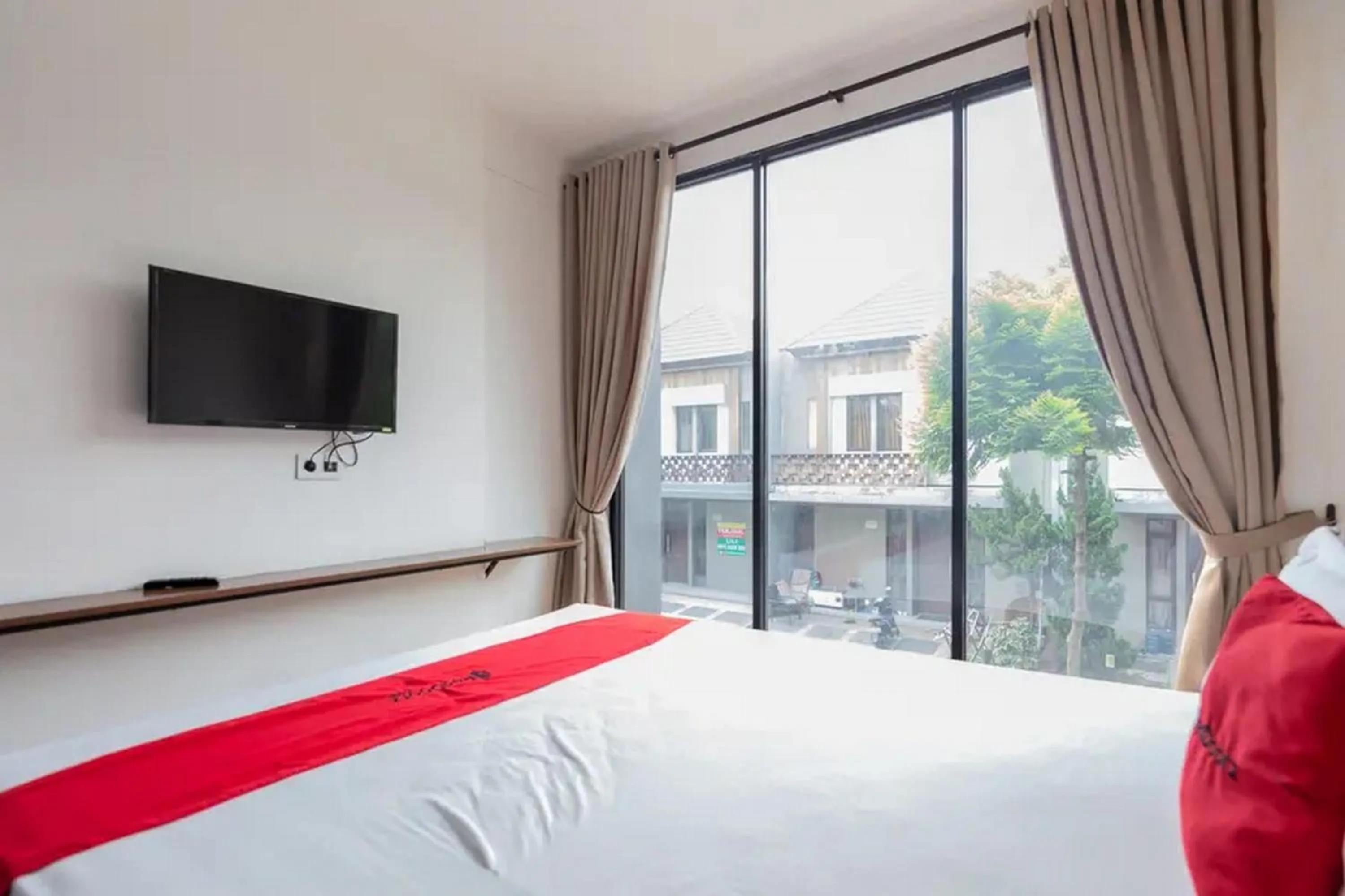 Bed in RedDoorz Plus near ICE BSD 2