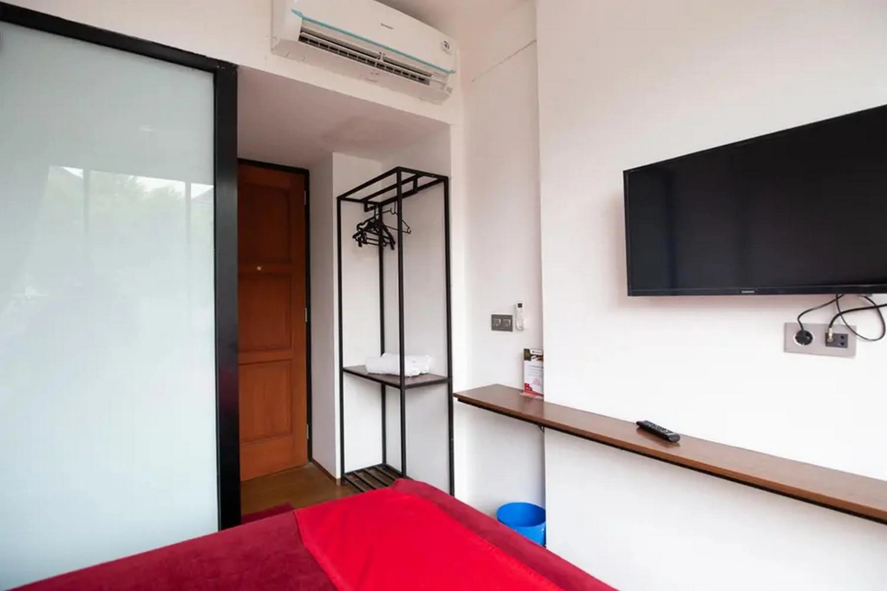 Bed in RedDoorz Plus near ICE BSD 2