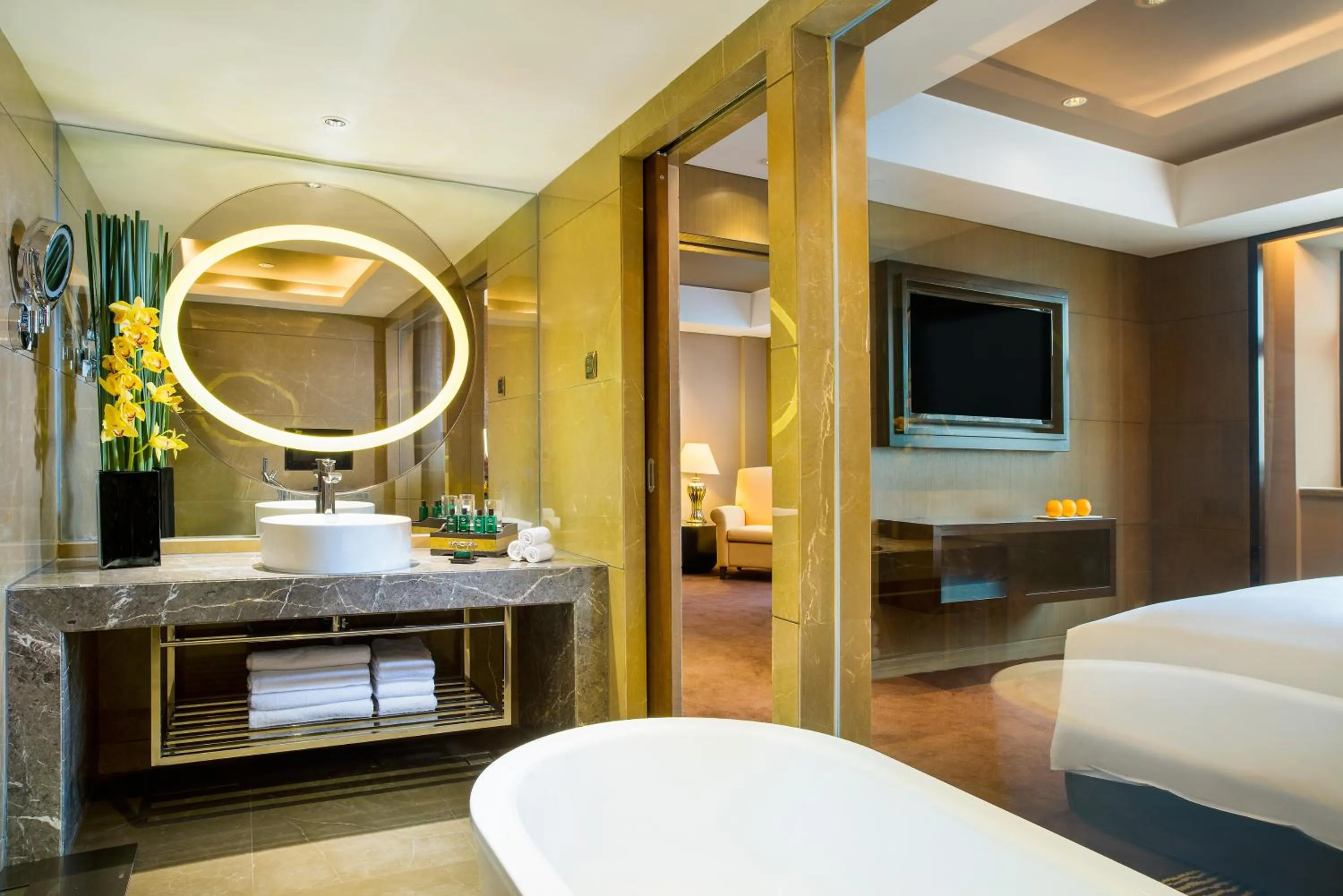 Photo of the whole room, Bed in Sofitel Zhengzhou International