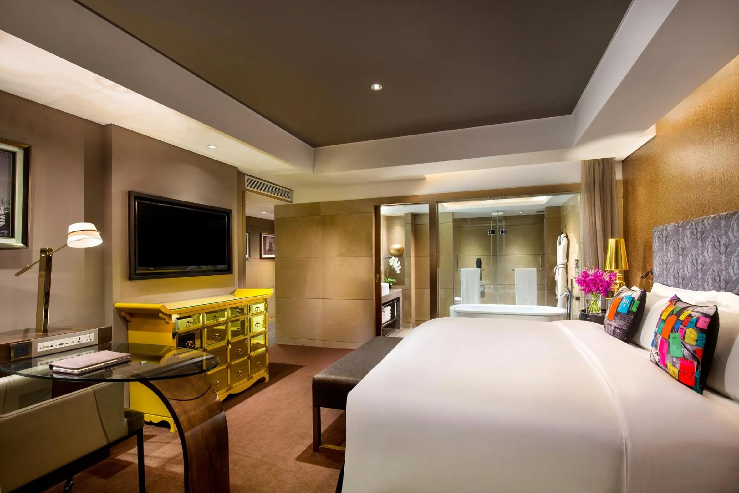 Photo of the whole room, Bed in Sofitel Zhengzhou International