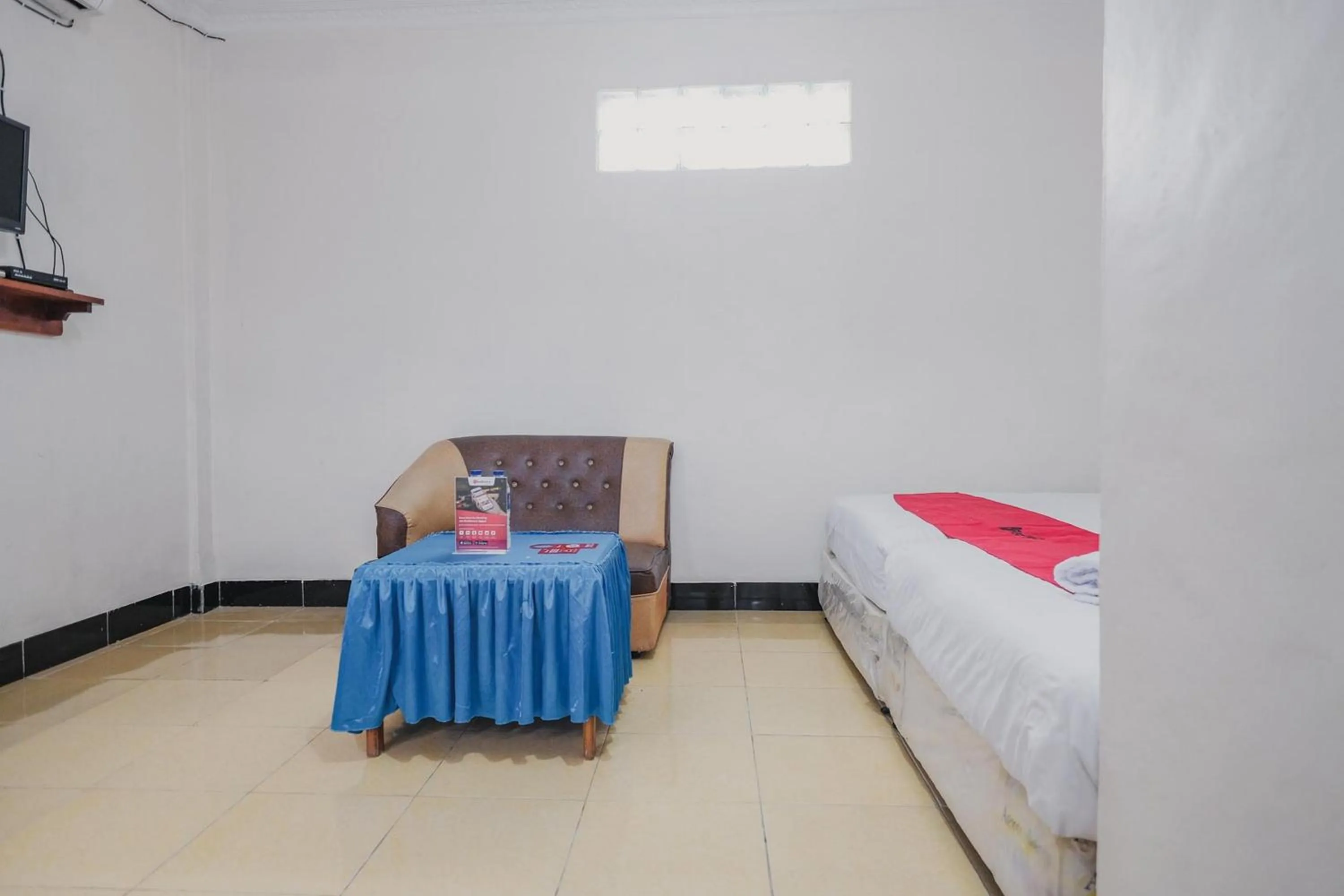 Bed in RedDoorz Syariah near Kebun Raya Liwa