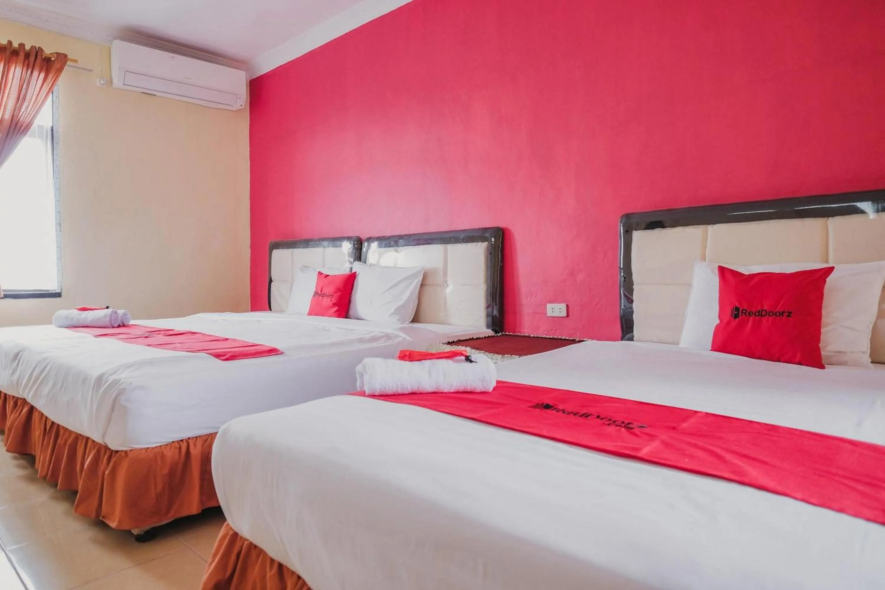 Bed in RedDoorz Syariah near Kebun Raya Liwa