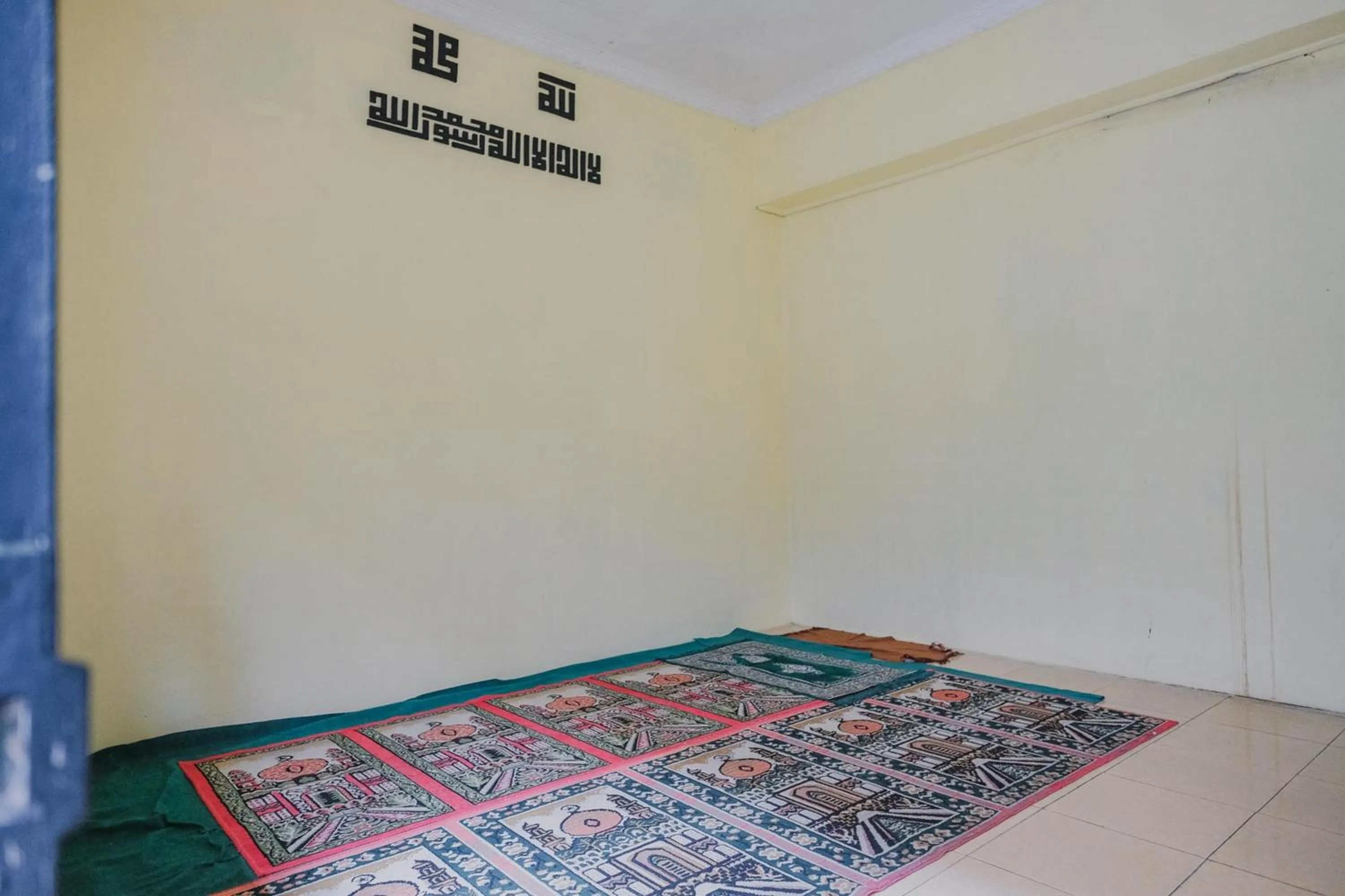 Bed in RedDoorz Syariah near Kebun Raya Liwa