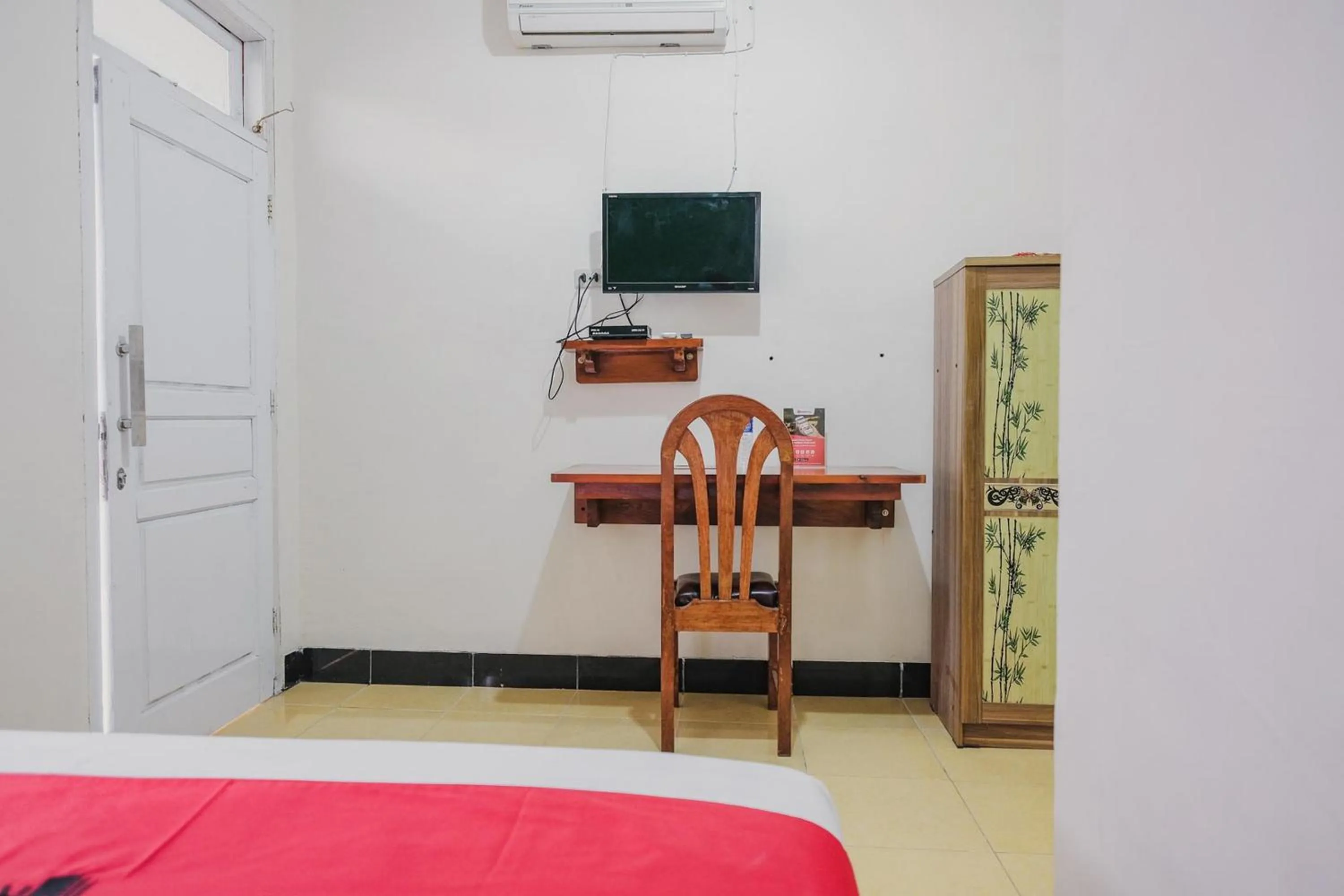 Bed in RedDoorz Syariah near Kebun Raya Liwa