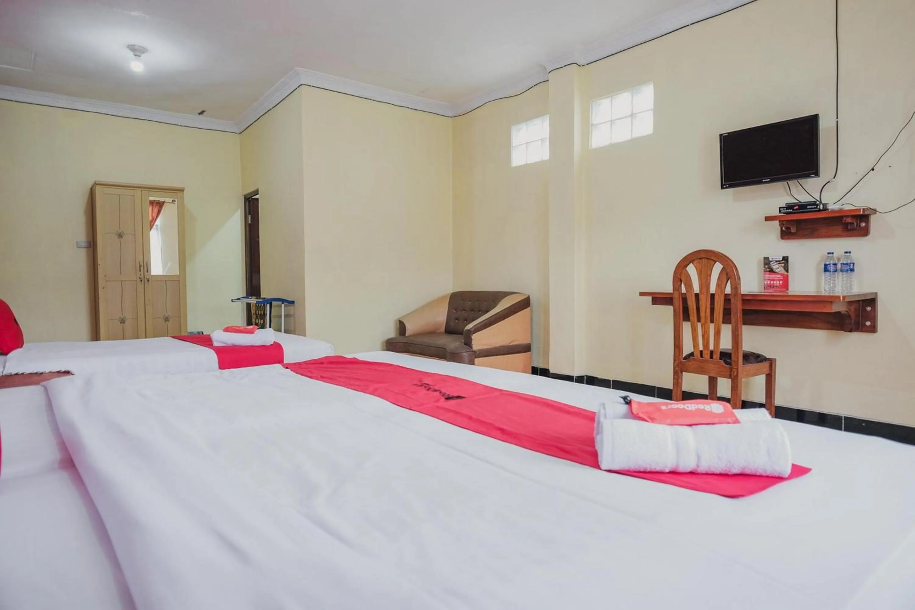 Bed in RedDoorz Syariah near Kebun Raya Liwa