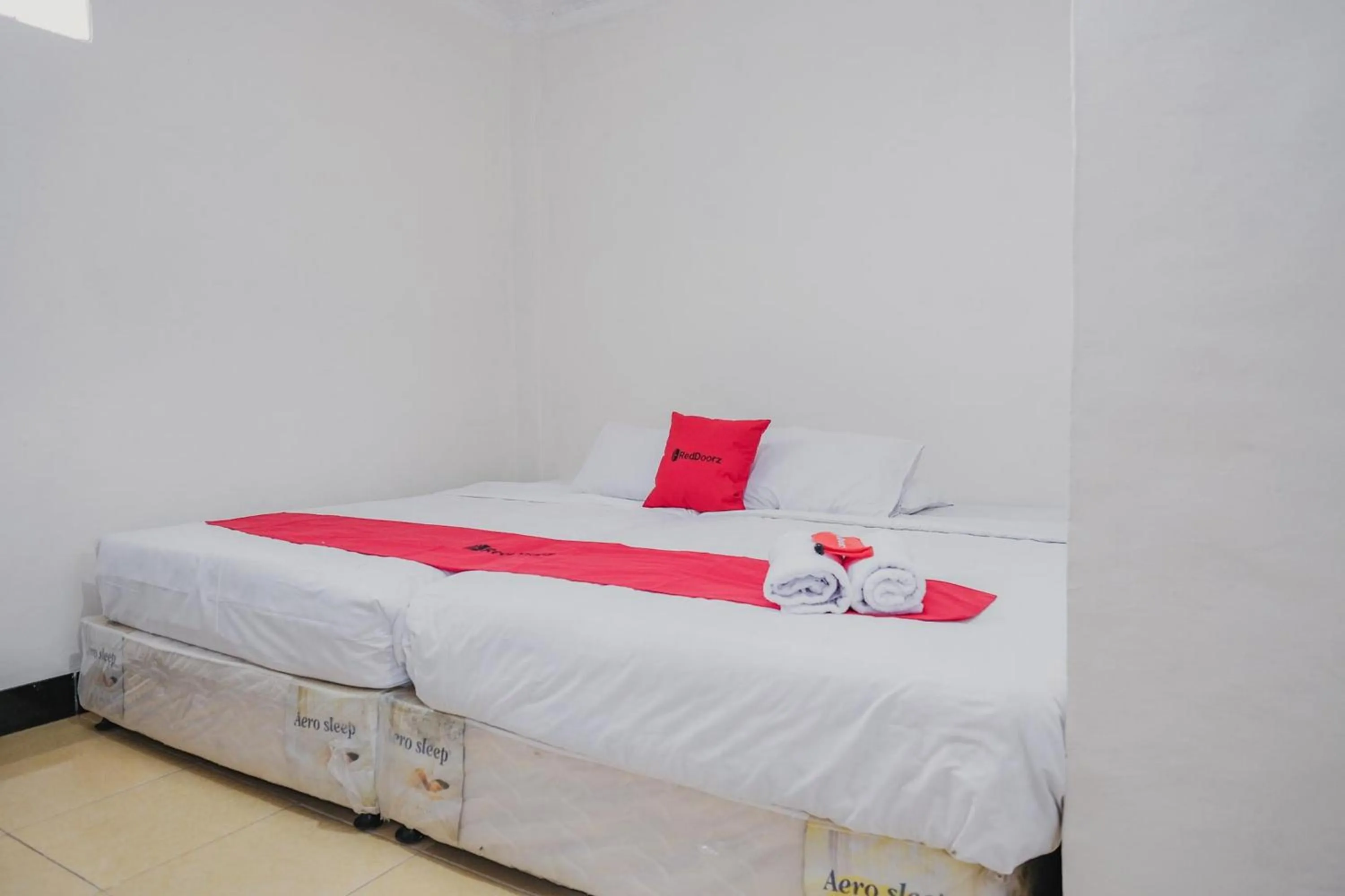 Bed in RedDoorz Syariah near Kebun Raya Liwa