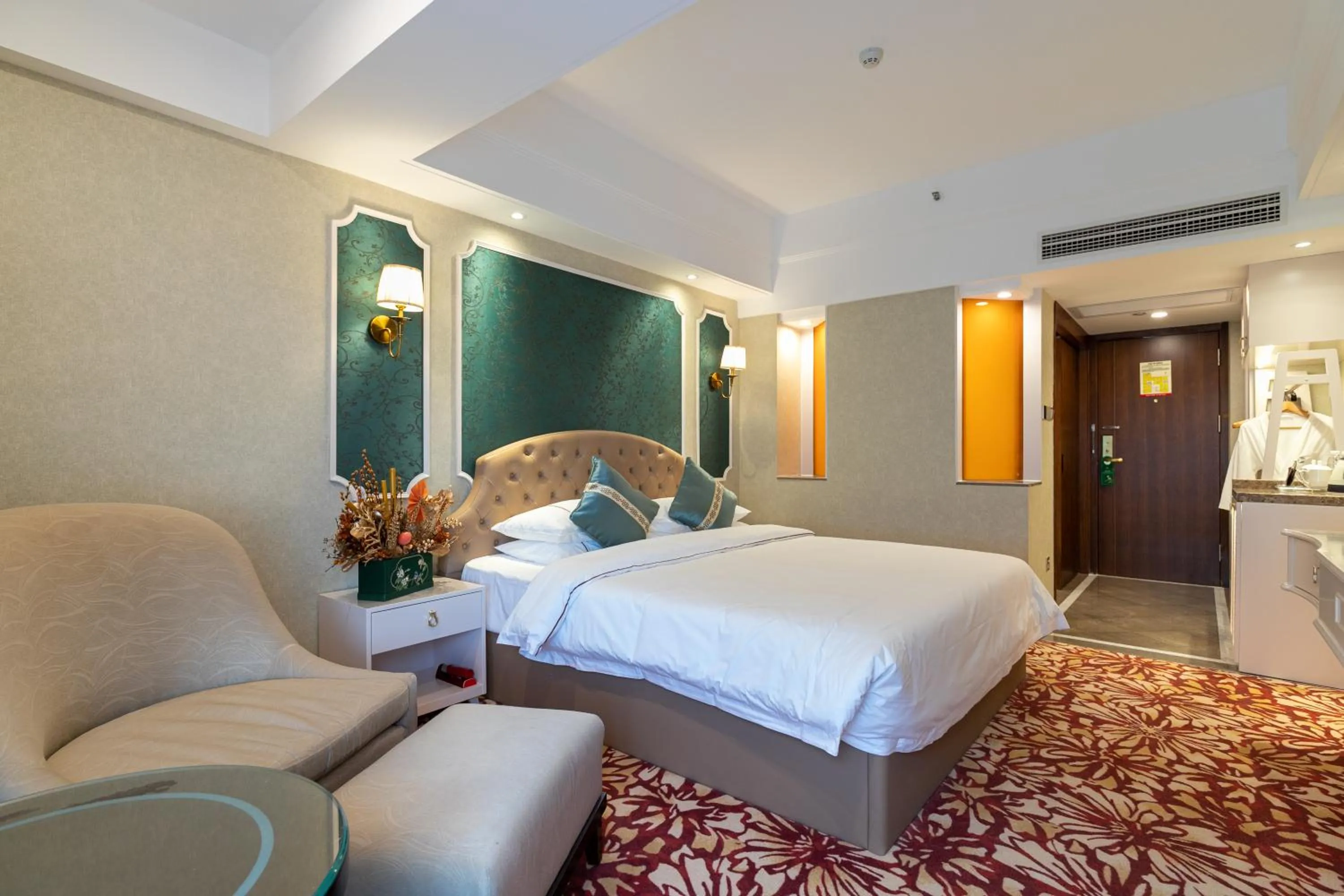 Bedroom, Bed in Guangdong Victory Hotel