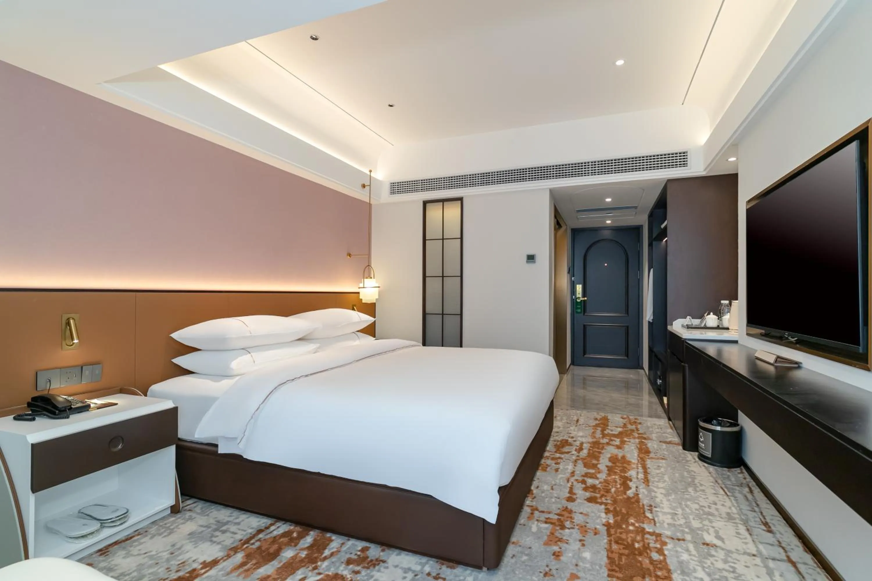 Bedroom, Bed in Guangdong Victory Hotel