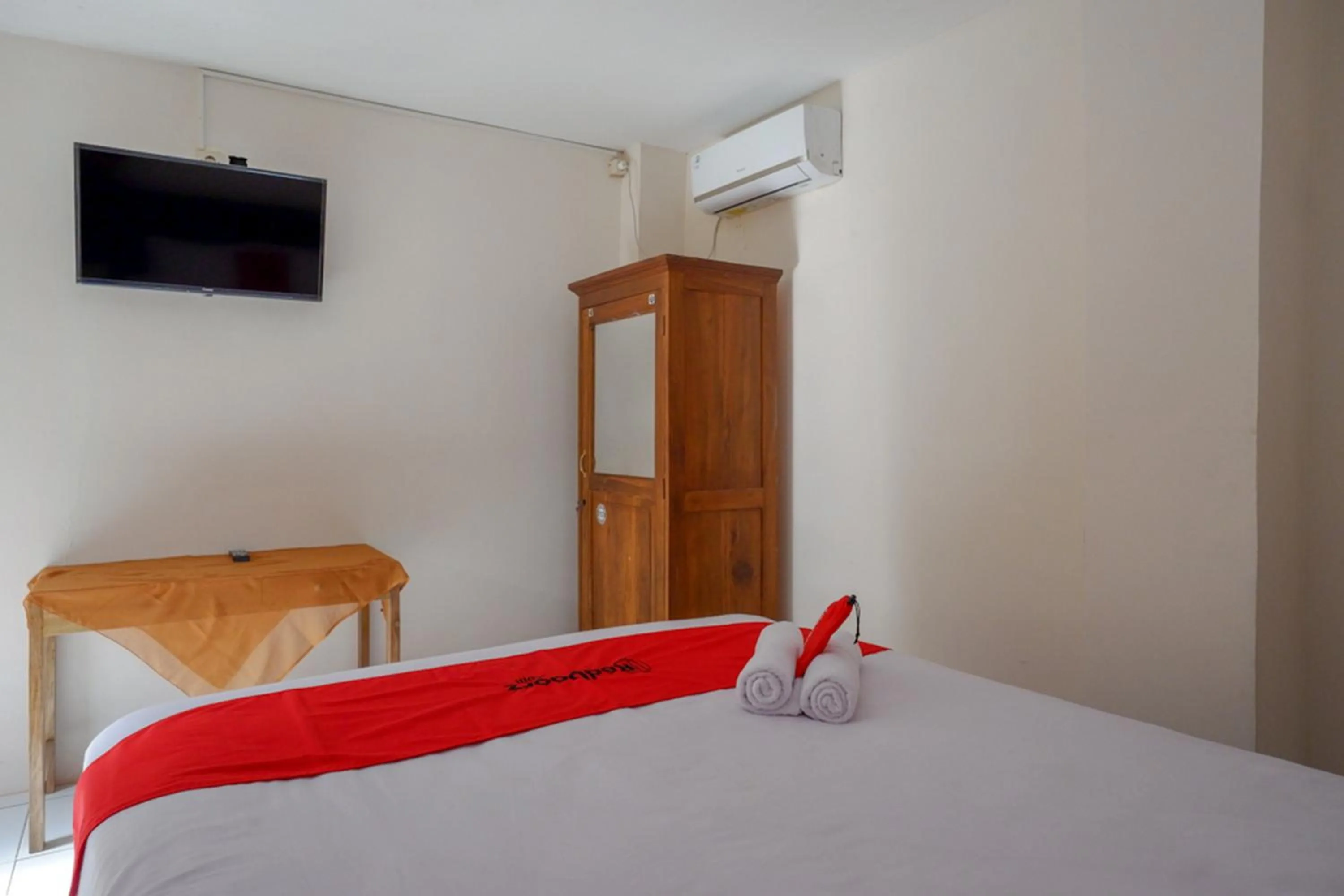 Bedroom, Bed in RedDoorz Syariah near GOR Satria 4