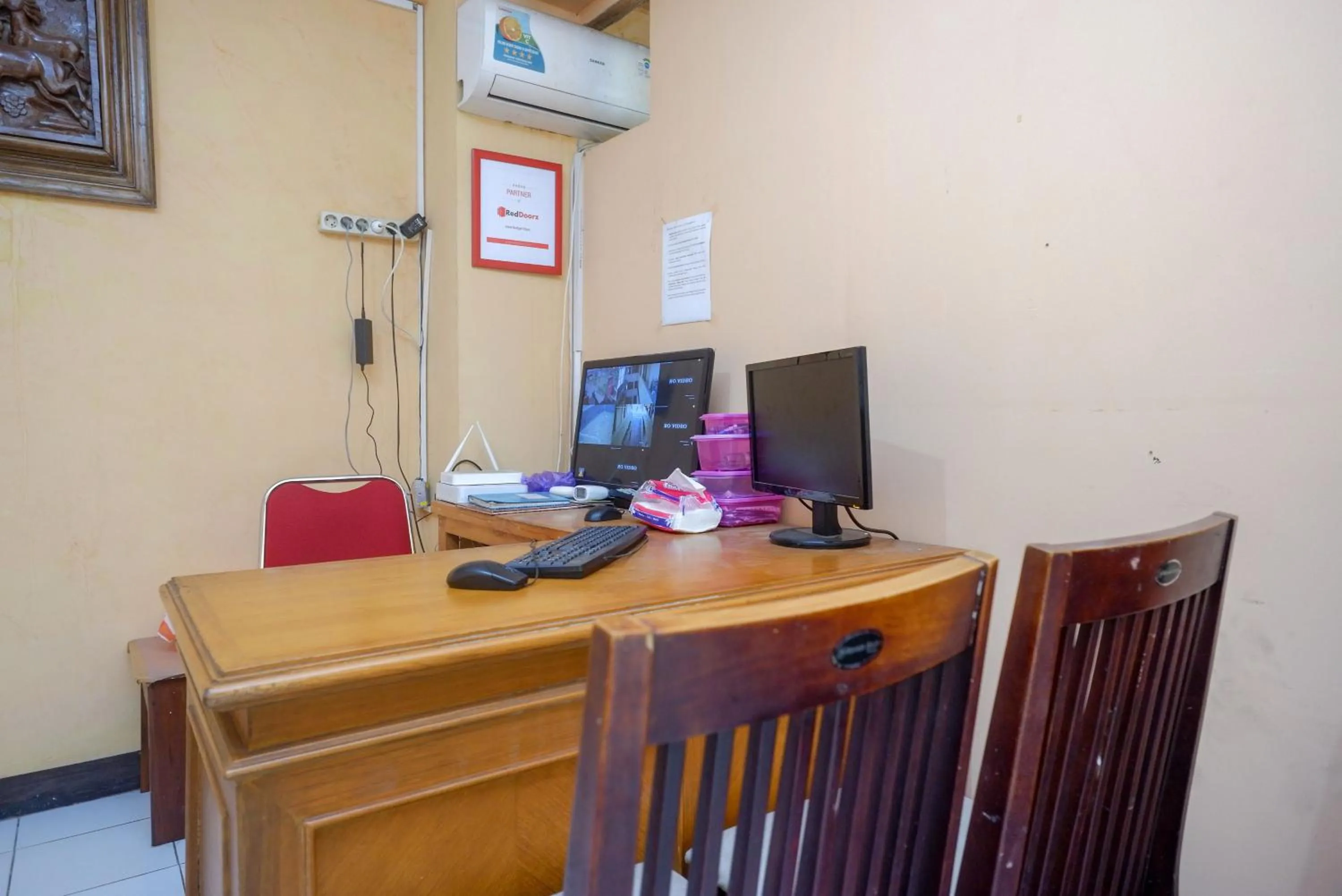 Lobby or reception in RedDoorz Syariah near GOR Satria 4