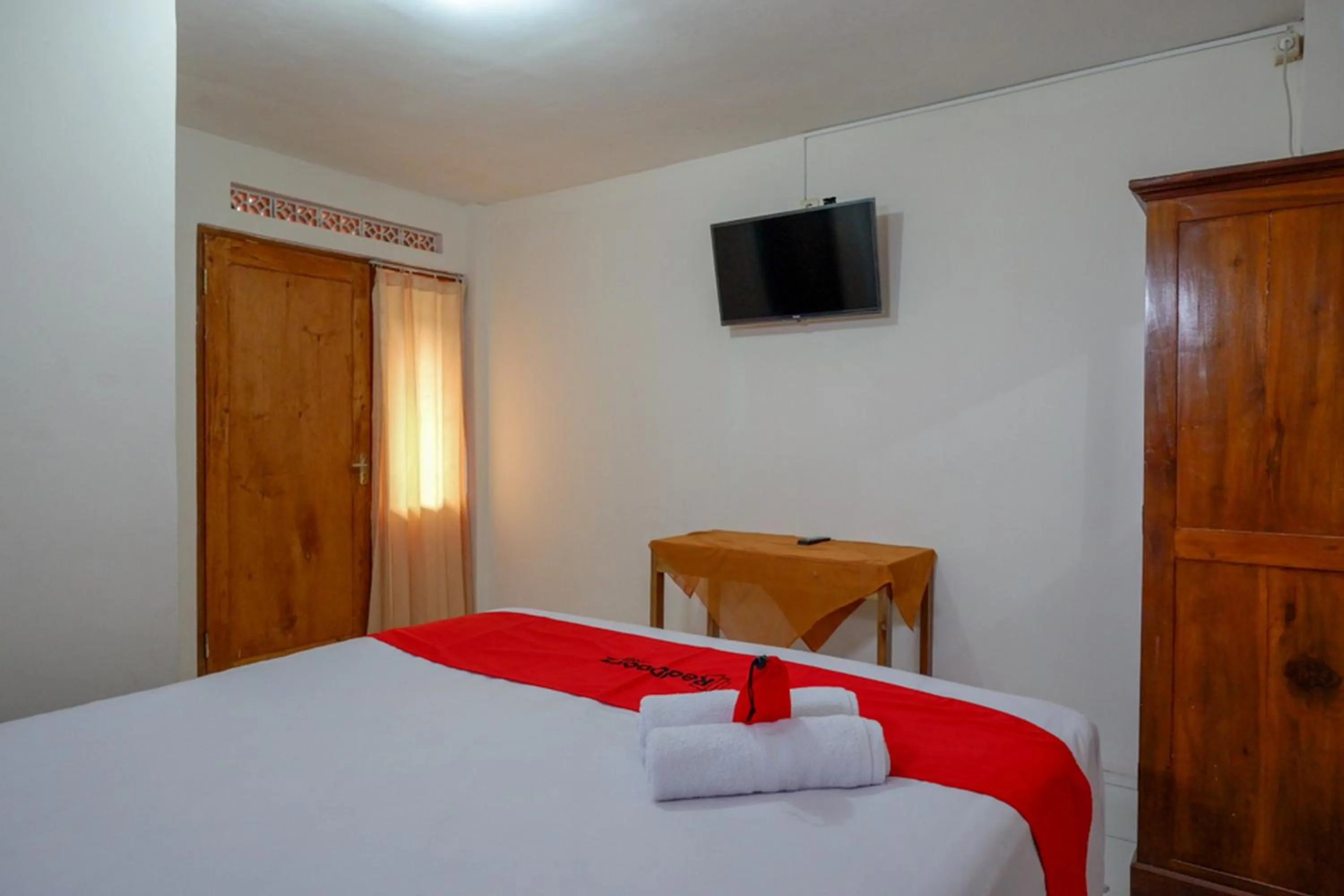 Bedroom, Bed in RedDoorz Syariah near GOR Satria 4