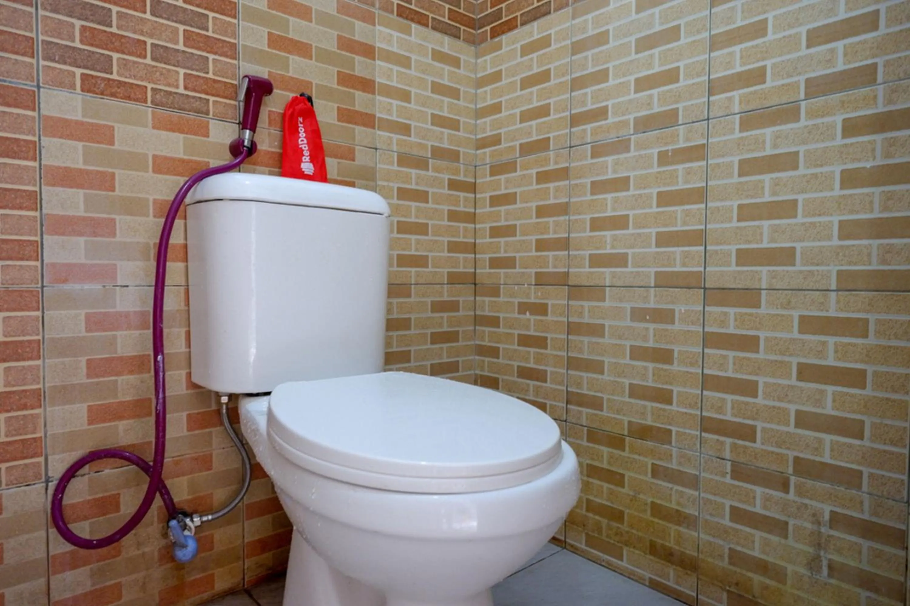 Bathroom in RedDoorz Syariah near GOR Satria 4