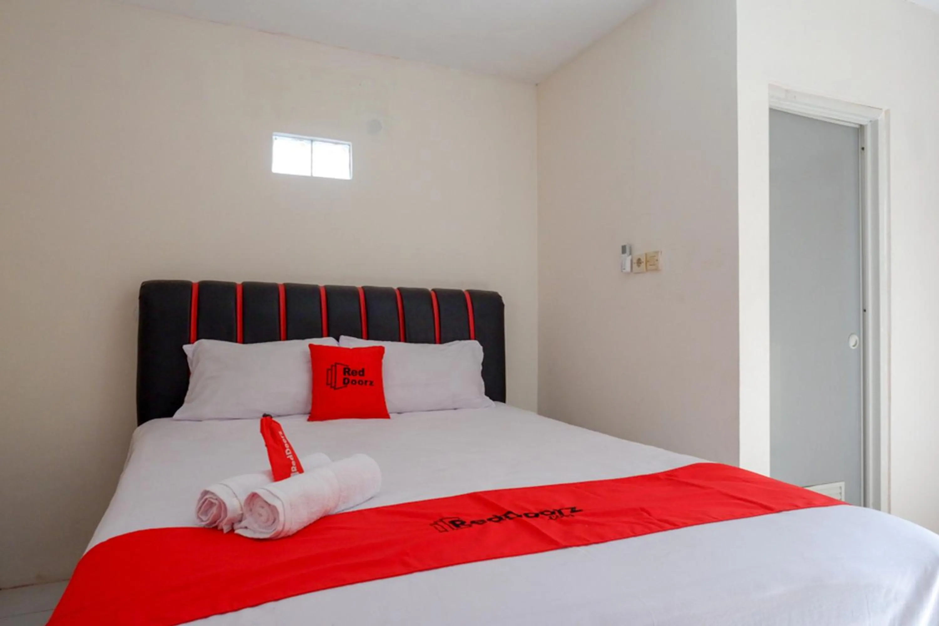 Bedroom, Bed in RedDoorz Syariah near GOR Satria 4