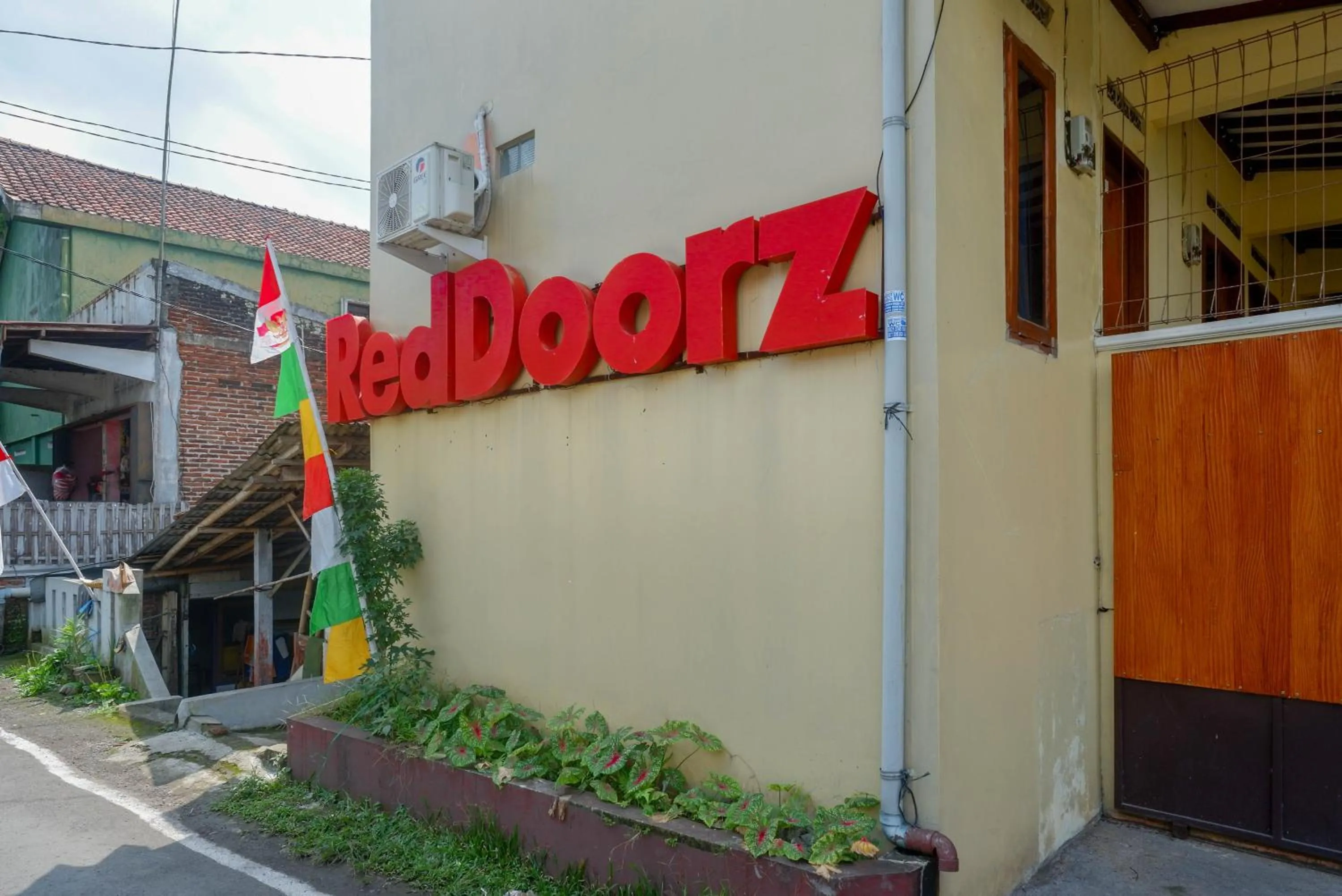 Property logo or sign in RedDoorz Syariah near GOR Satria 4