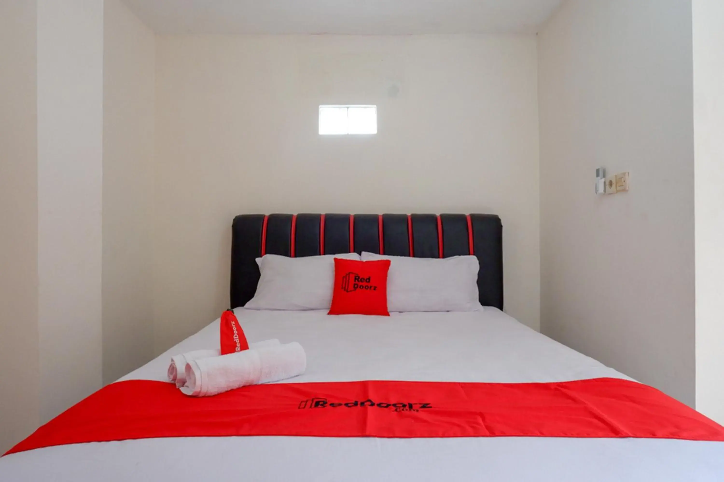 Double Room in RedDoorz Syariah near GOR Satria 4 Double Room in RedDoorz Syariah near GOR Satria 4