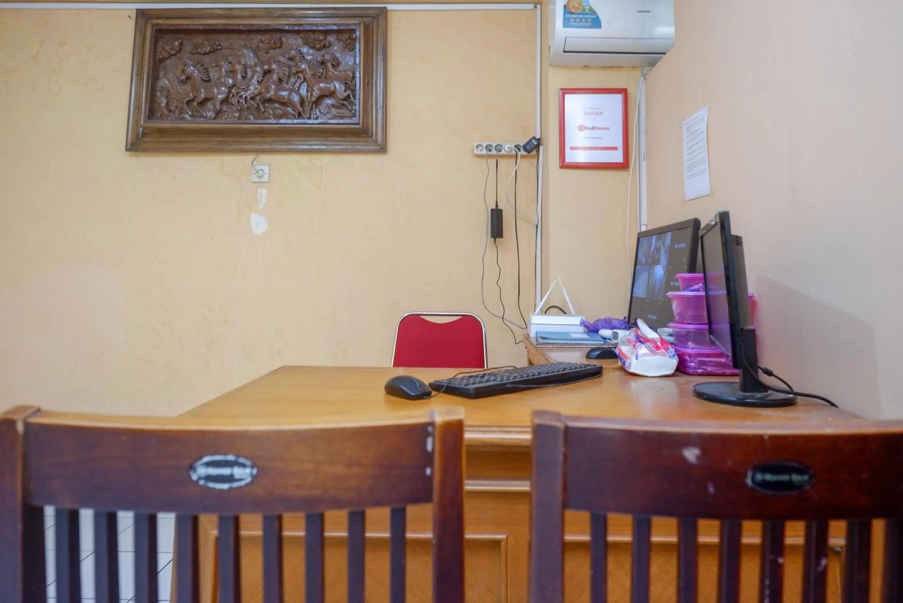 Lobby or reception in RedDoorz Syariah near GOR Satria 4