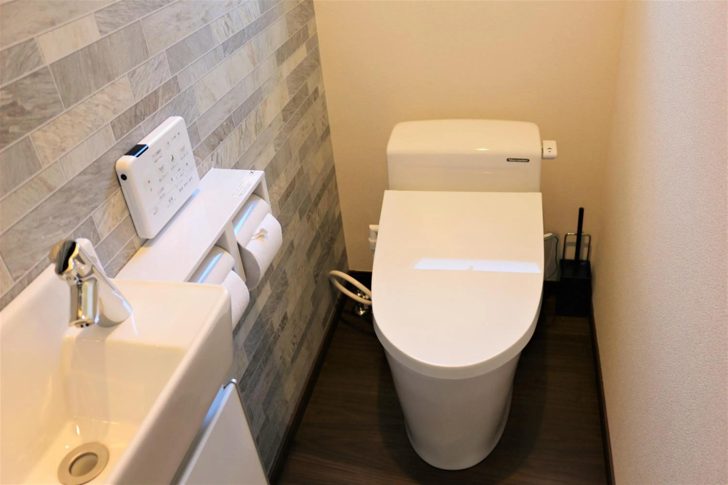 Toilet in E-horizon Resort コンドミニアム名護D
