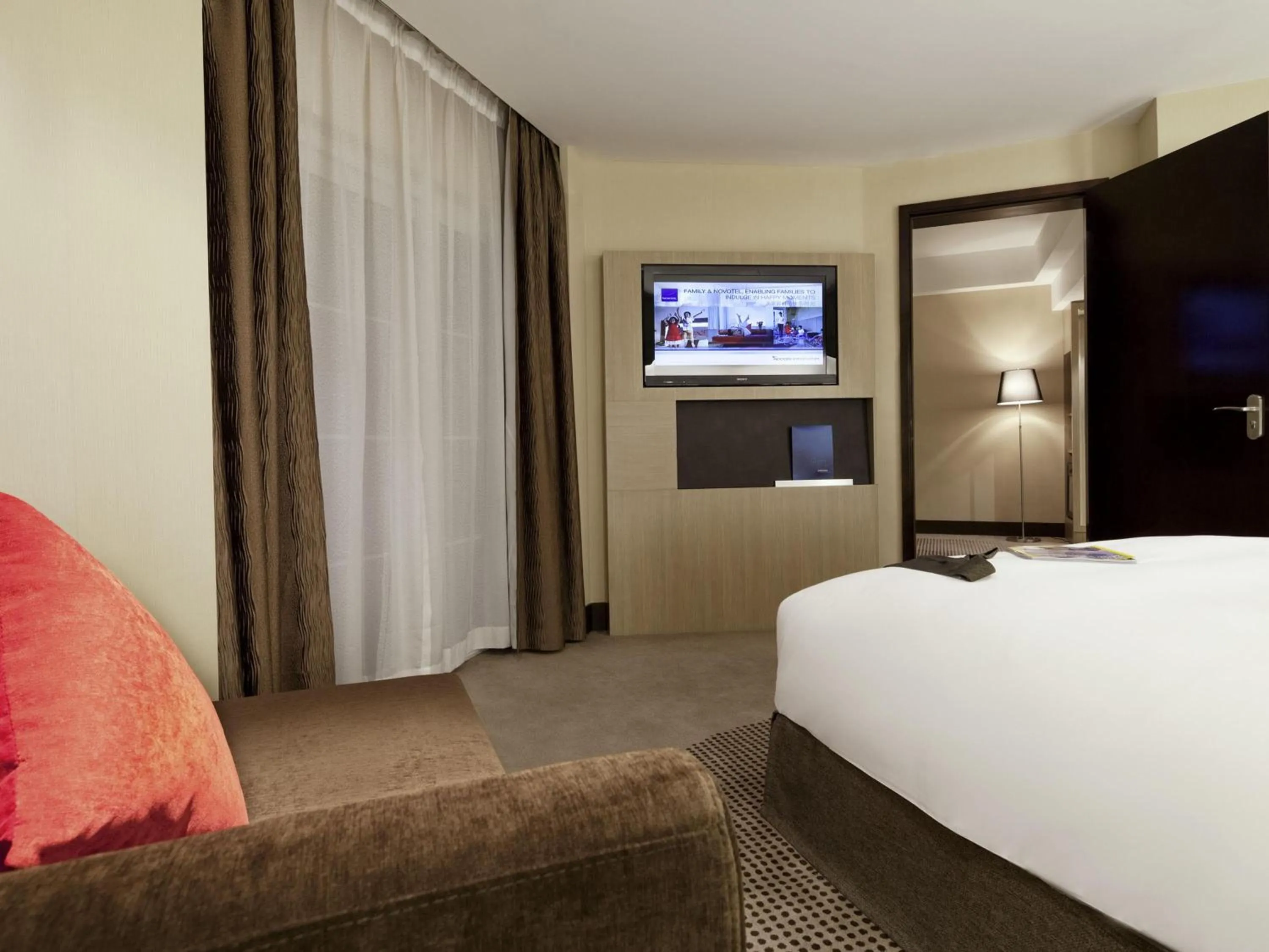 Bedroom, Bed in Shenzhen Novotel Watergate