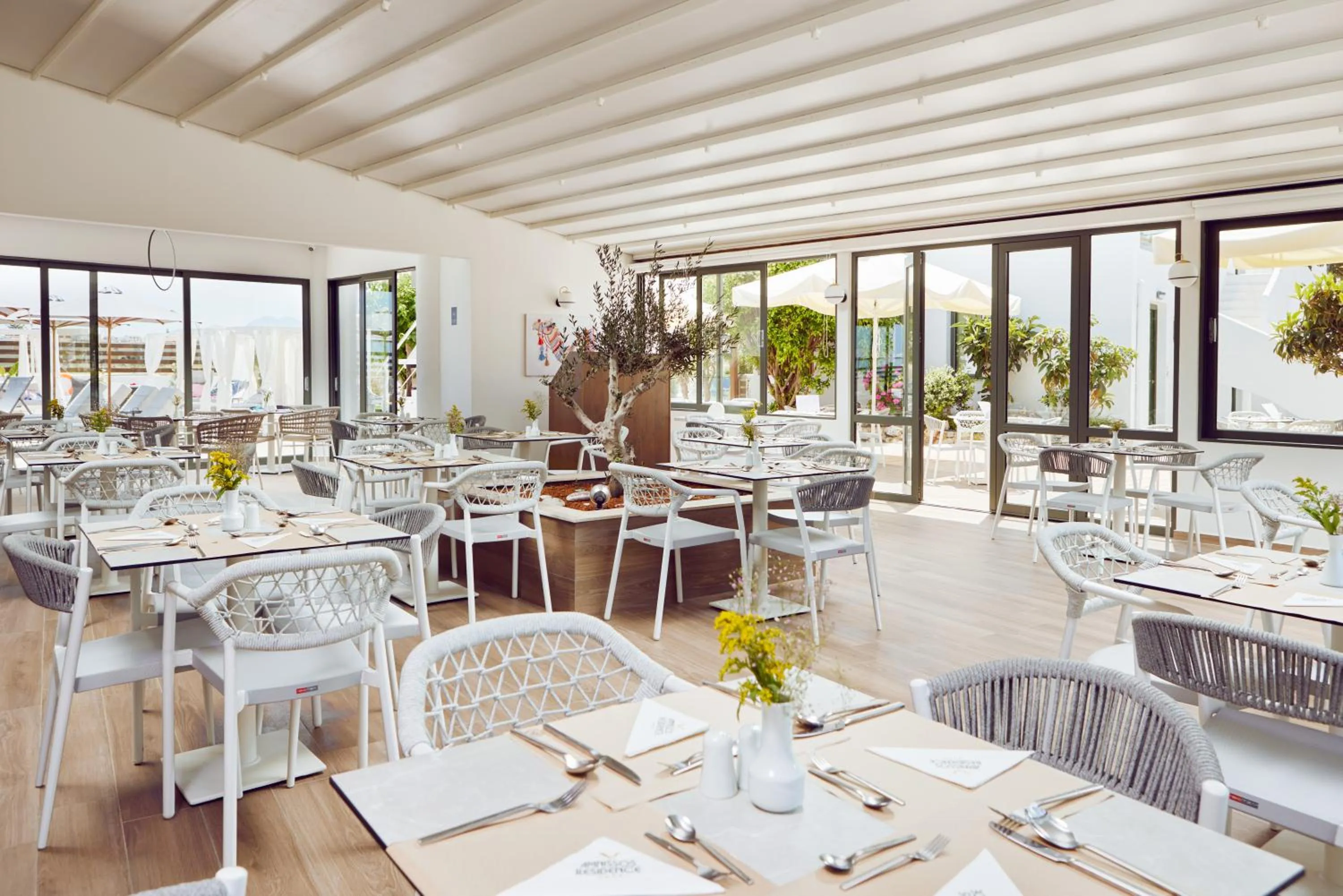 Restaurant/places to eat in Amnissos Residence