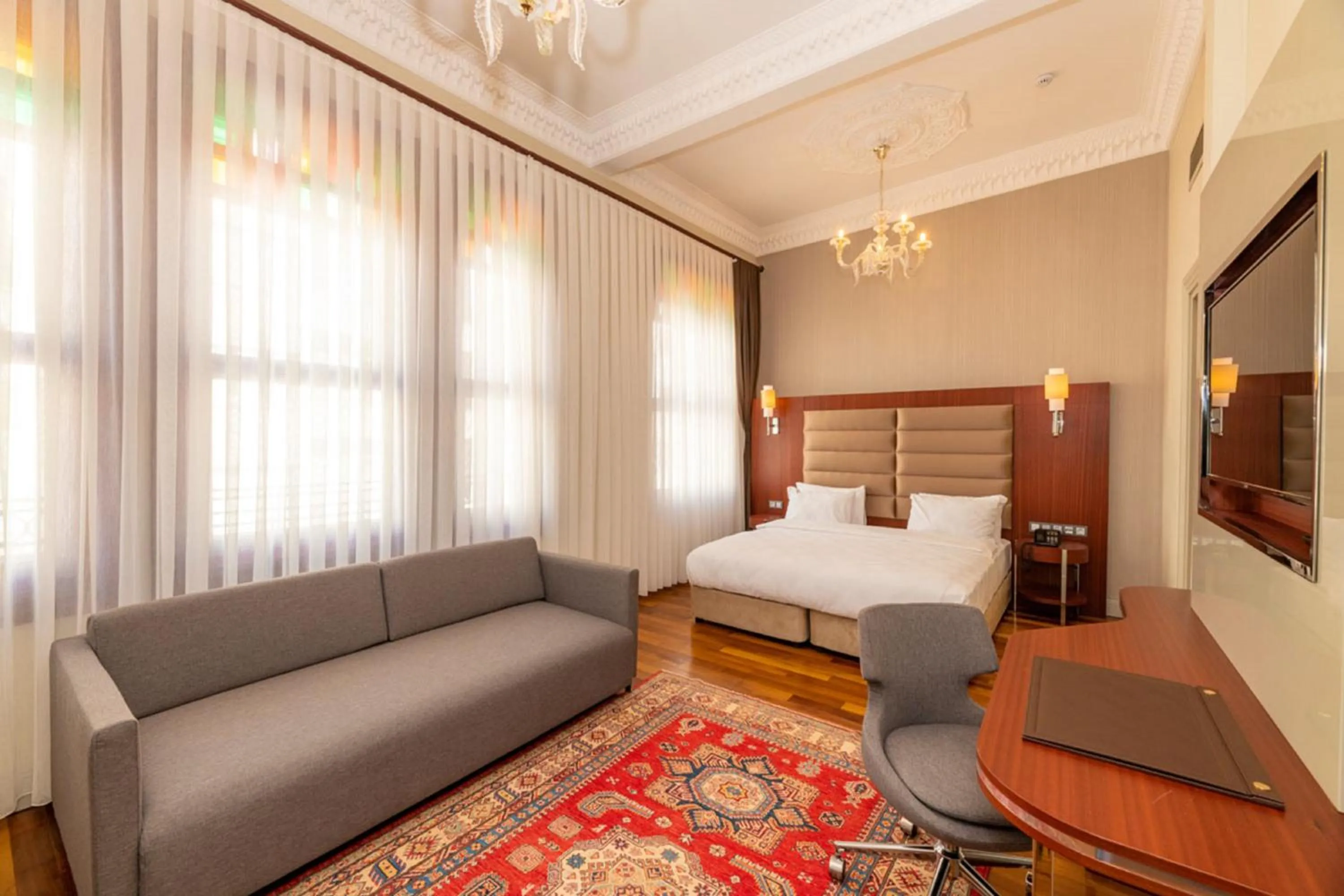 Bed in Blue Gilroy Hotel