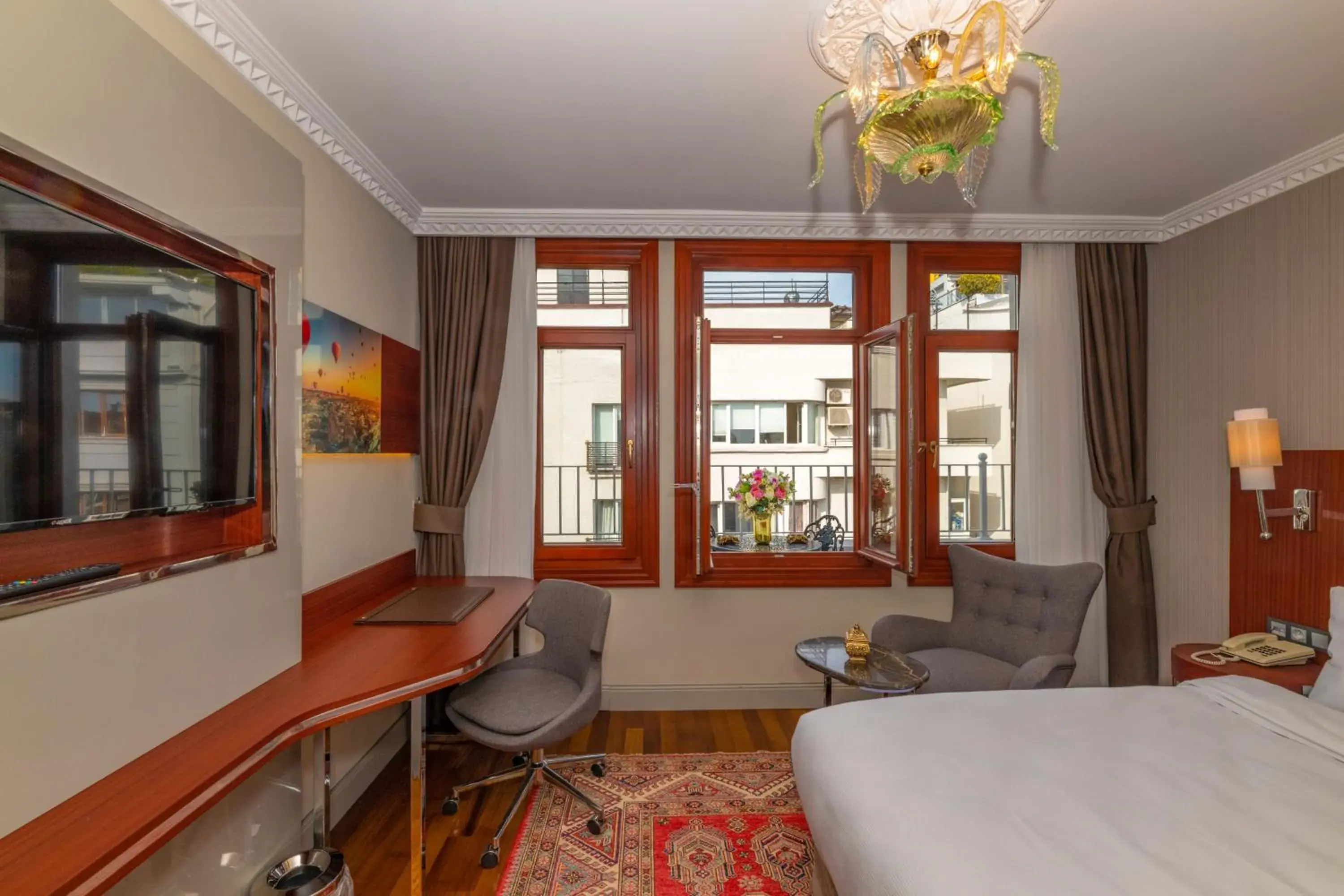 Deluxe Double Room with Balcony in Blue Gilroy Hotel Deluxe Double Room with Balcony in Blue Gilroy Hotel