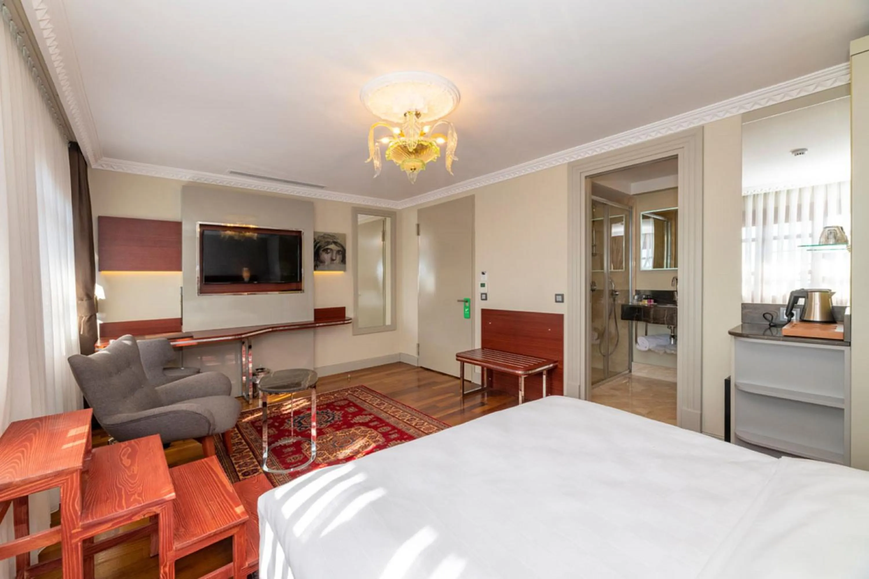 Living room, Bed in Blue Gilroy Hotel