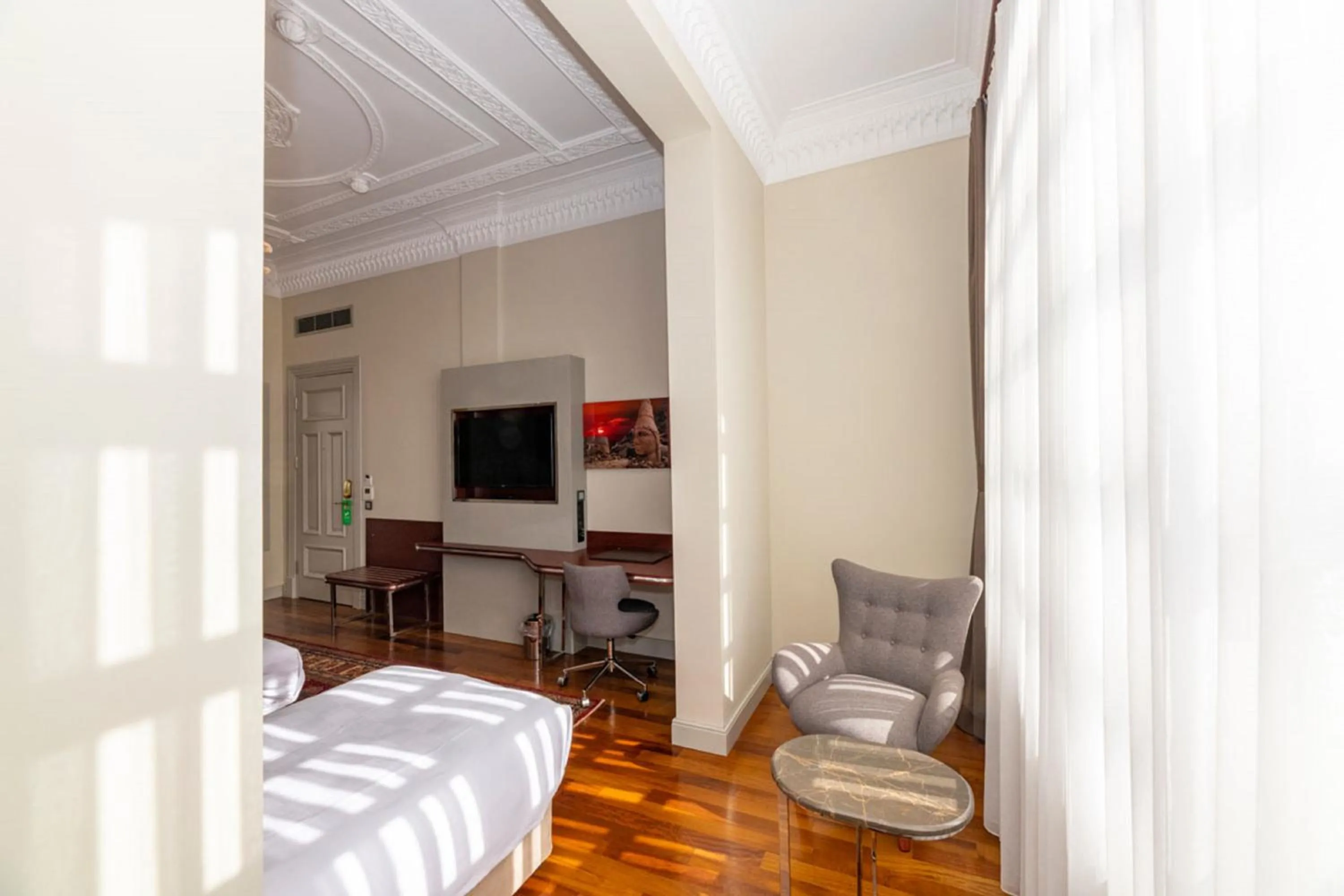 Bed in Blue Gilroy Hotel