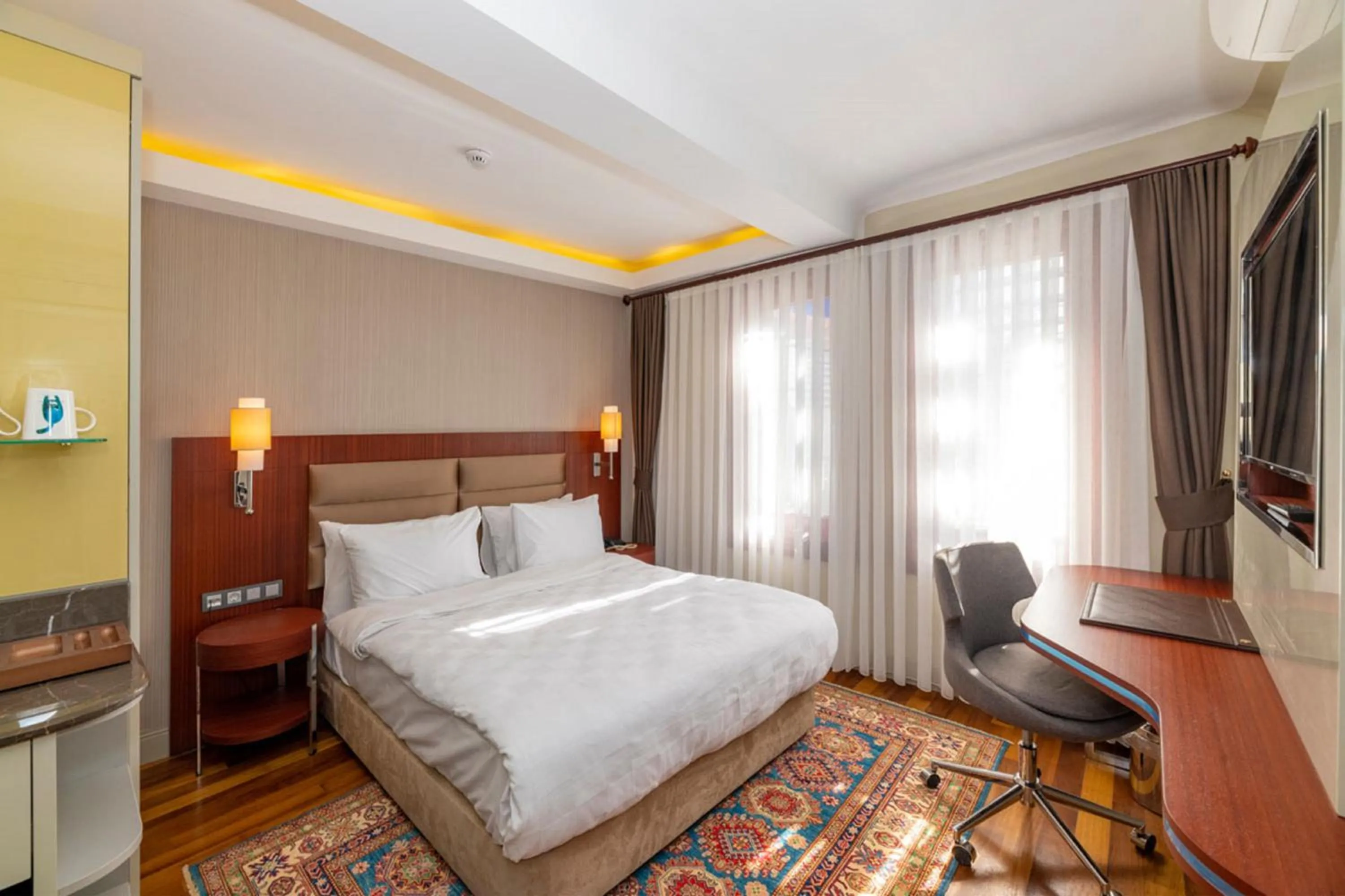 Bed in Blue Gilroy Hotel