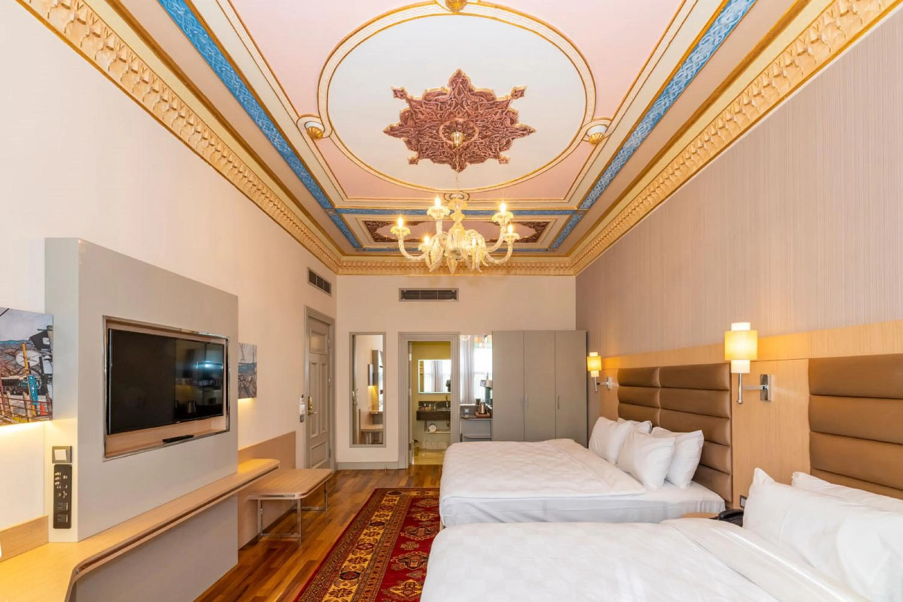 Communal lounge/ TV room, Bed in Blue Gilroy Hotel