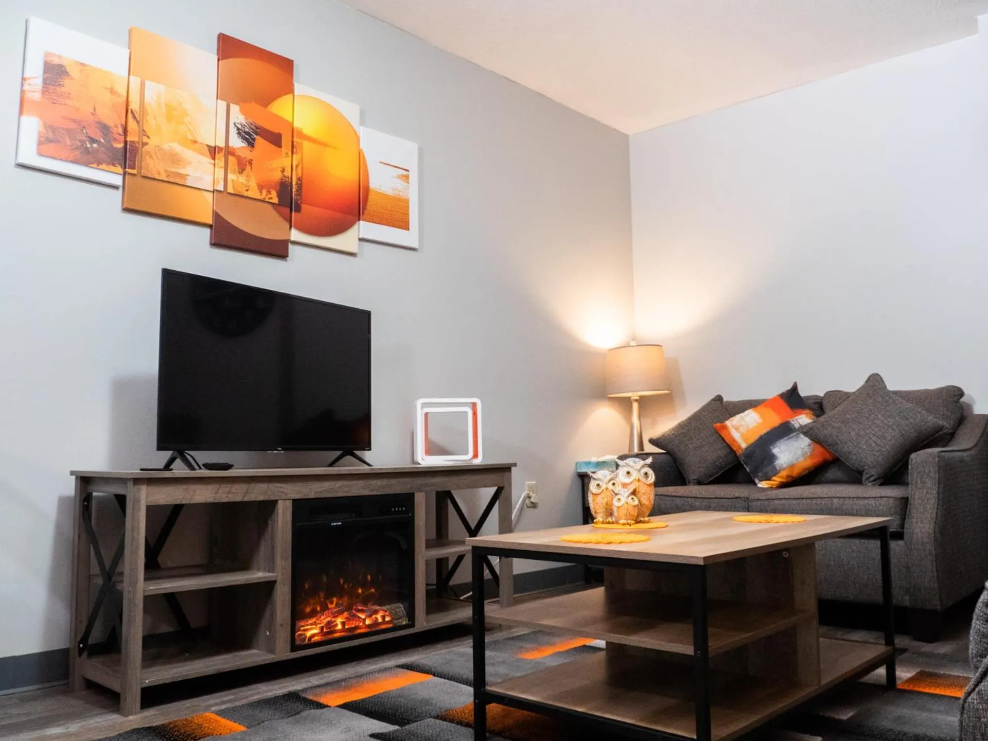 Communal lounge/ TV room in Stay Pittsburgh