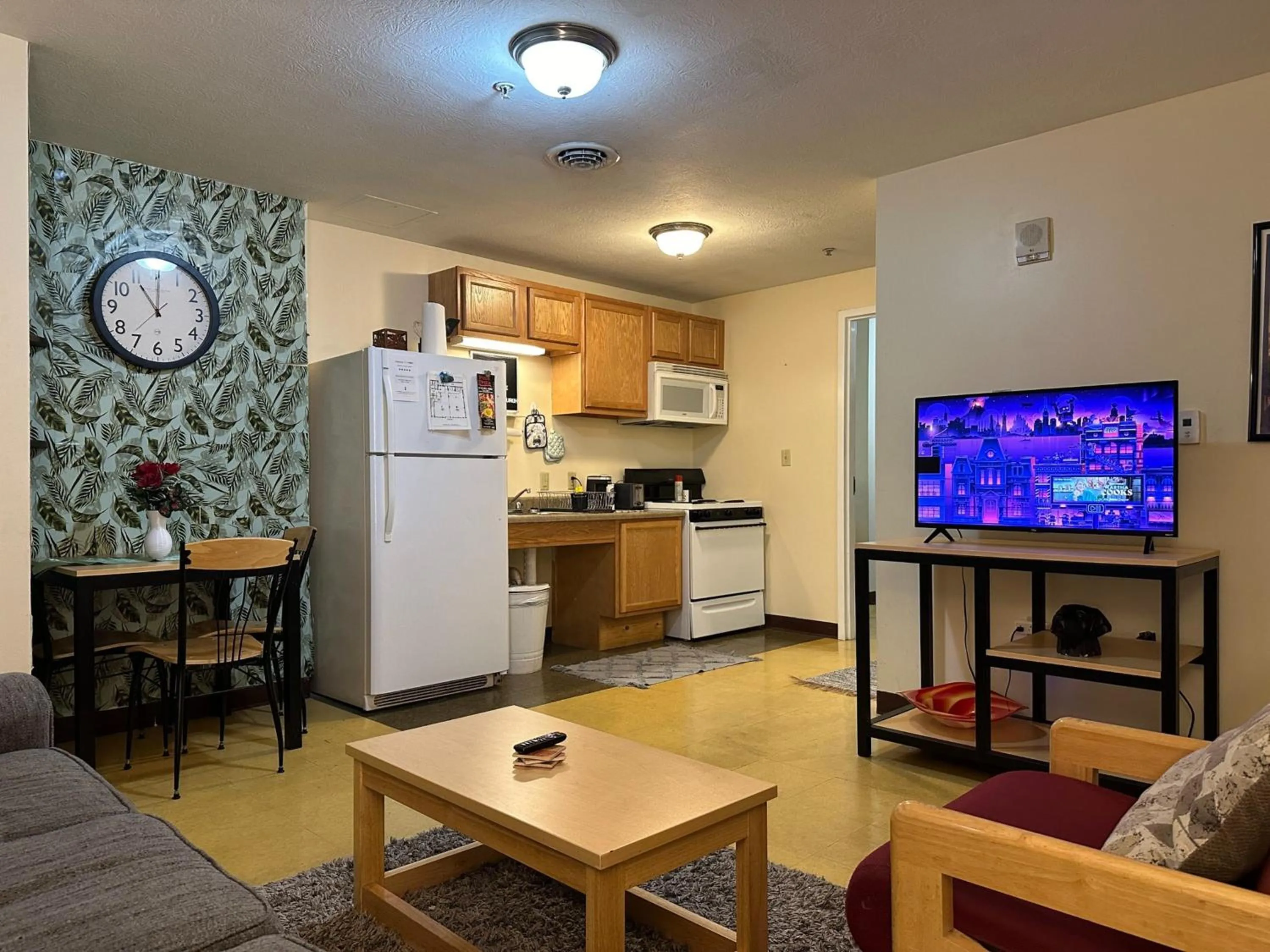 Communal lounge/ TV room in Stay Pittsburgh