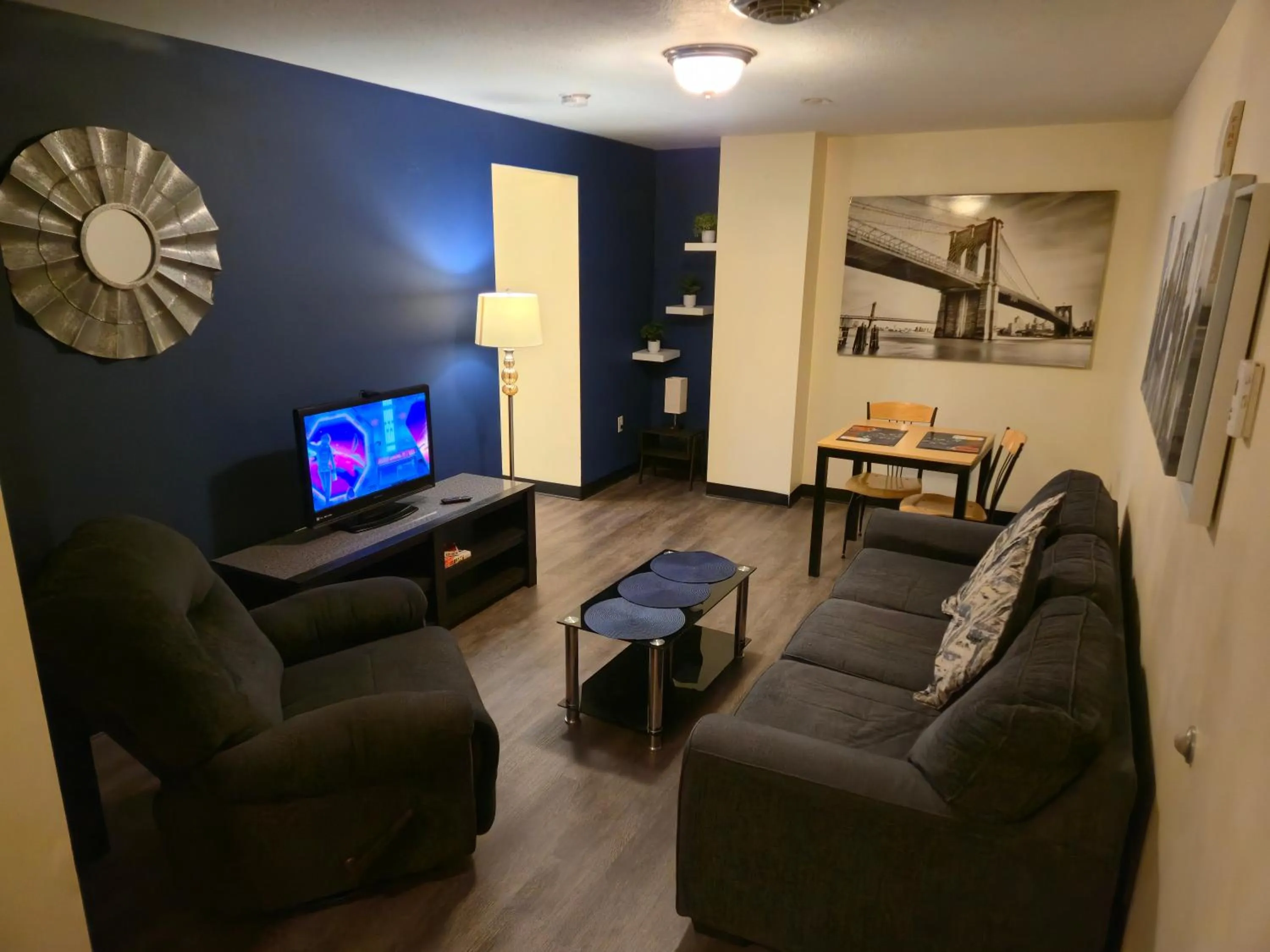 Communal lounge/ TV room in Stay Pittsburgh