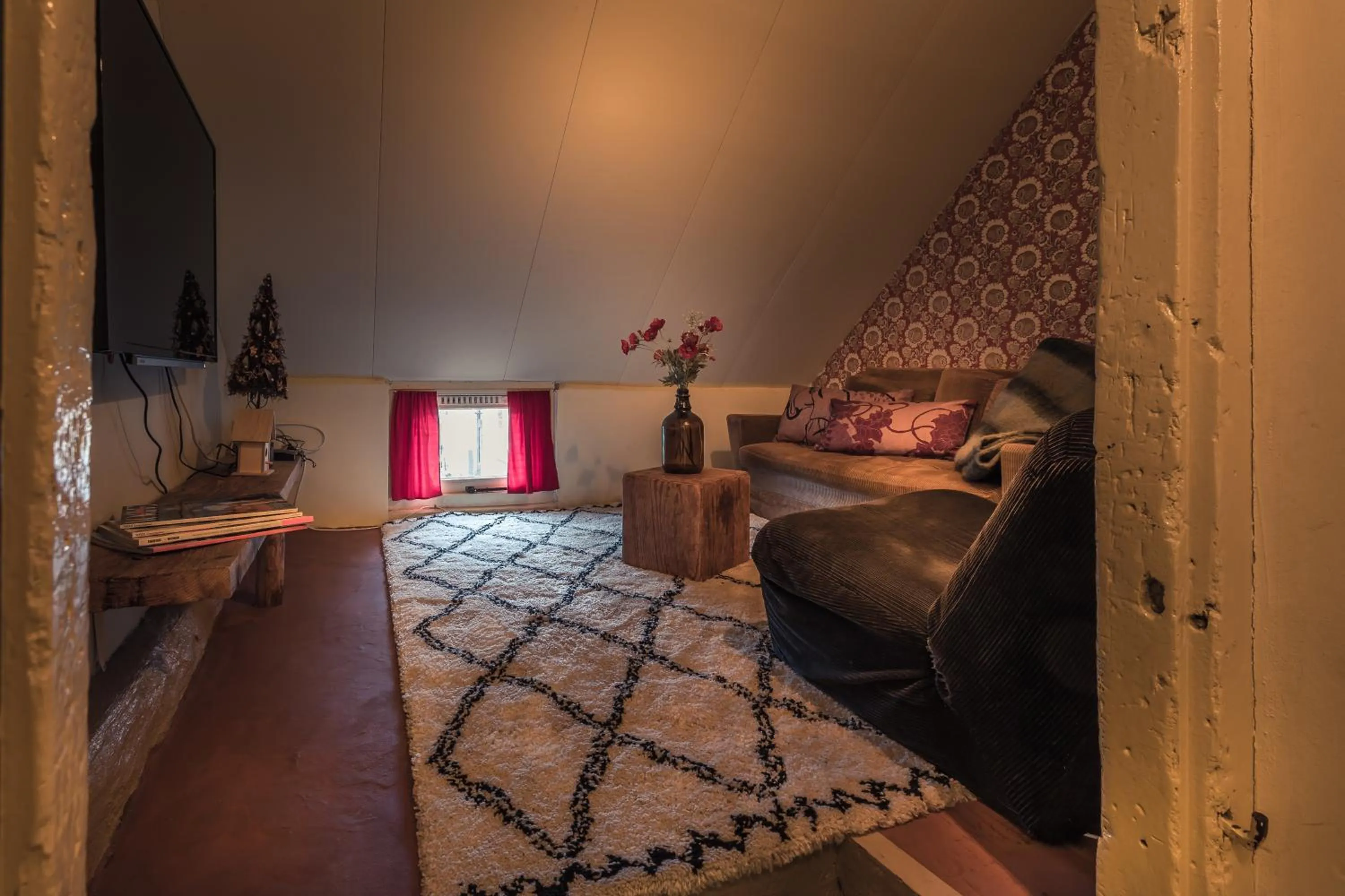 Communal lounge/ TV room, Bed in Het Spijkerhuys