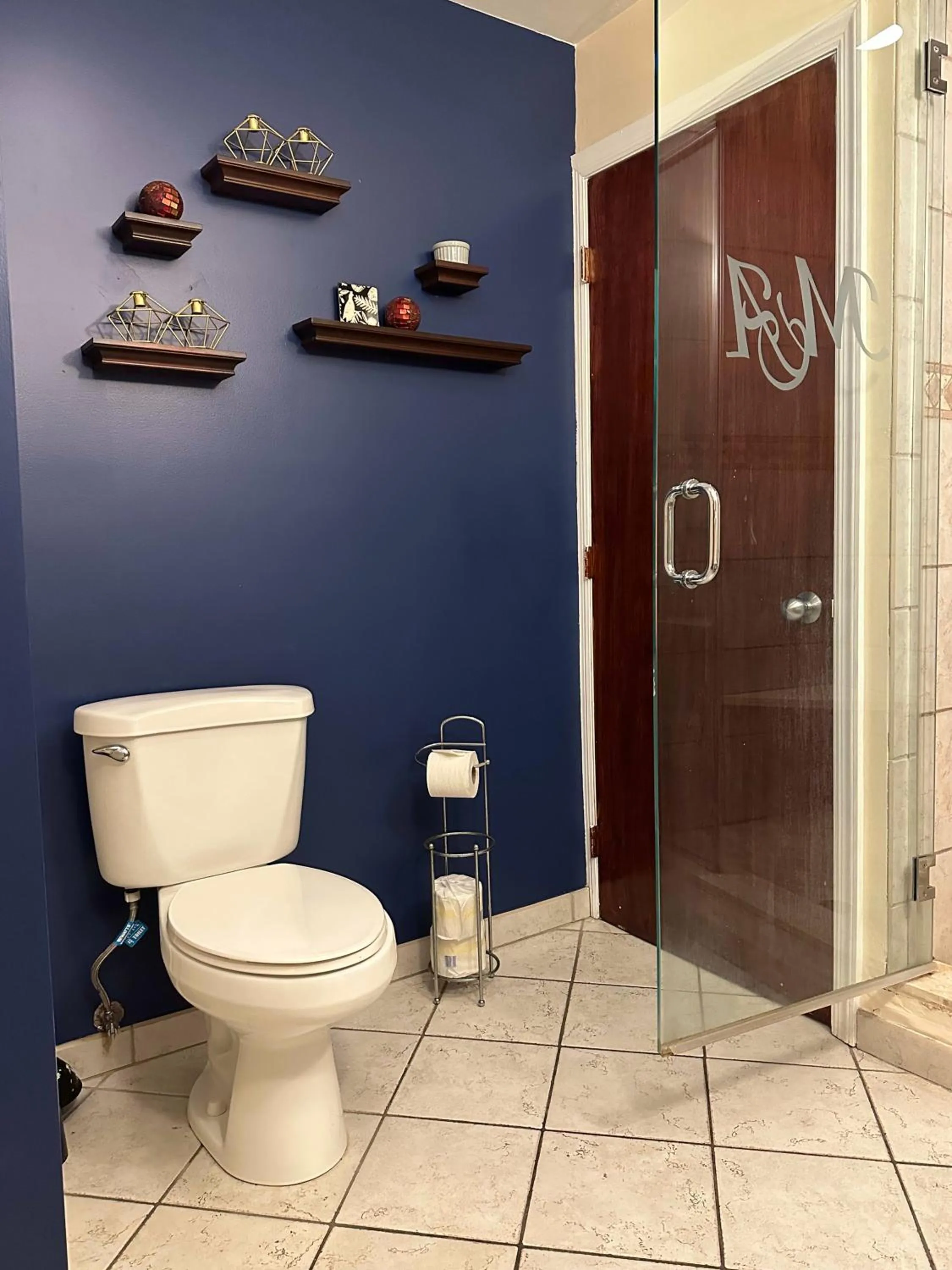 Shower in Stay Pittsburgh