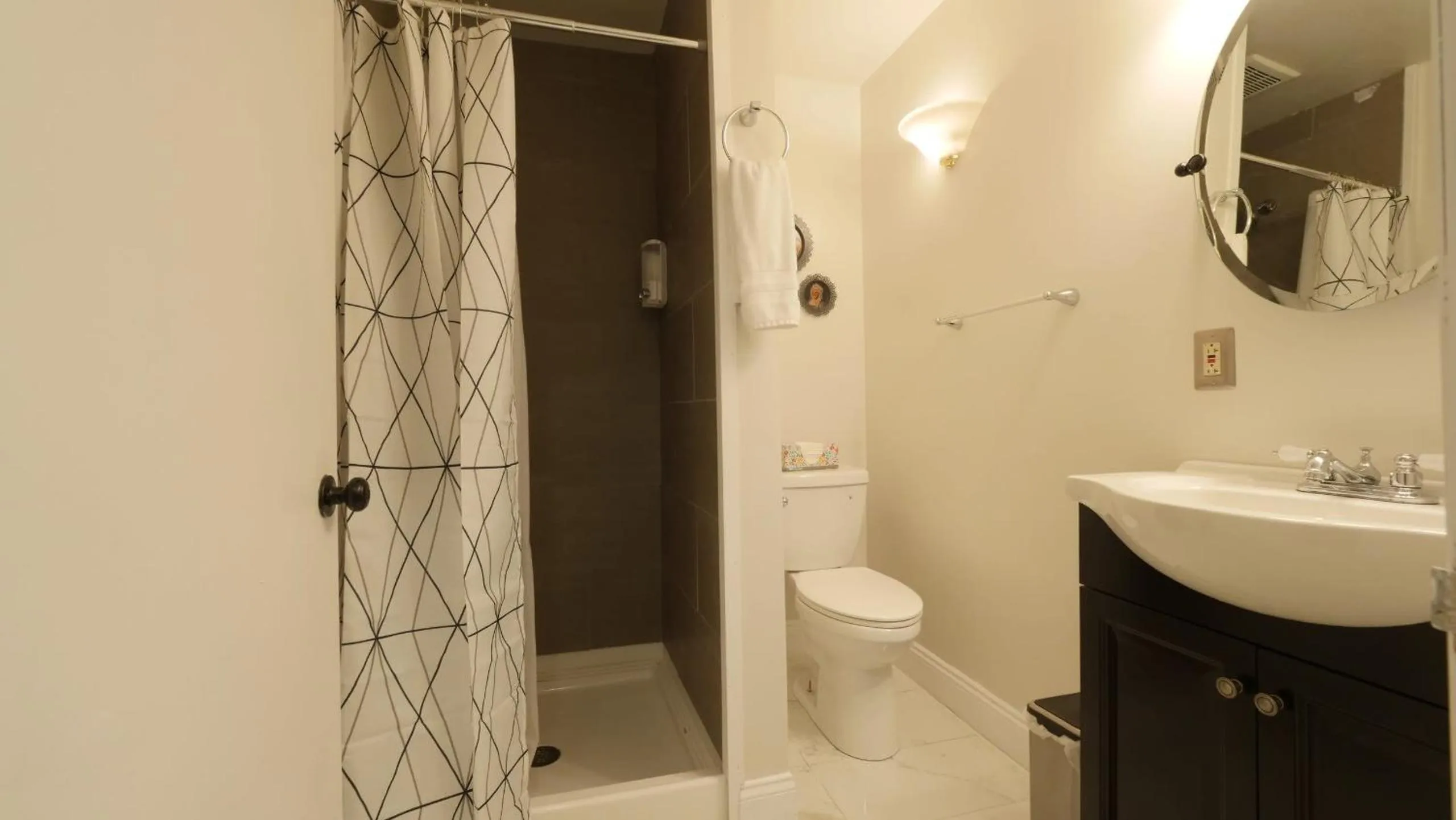 Shower in Stay Pittsburgh