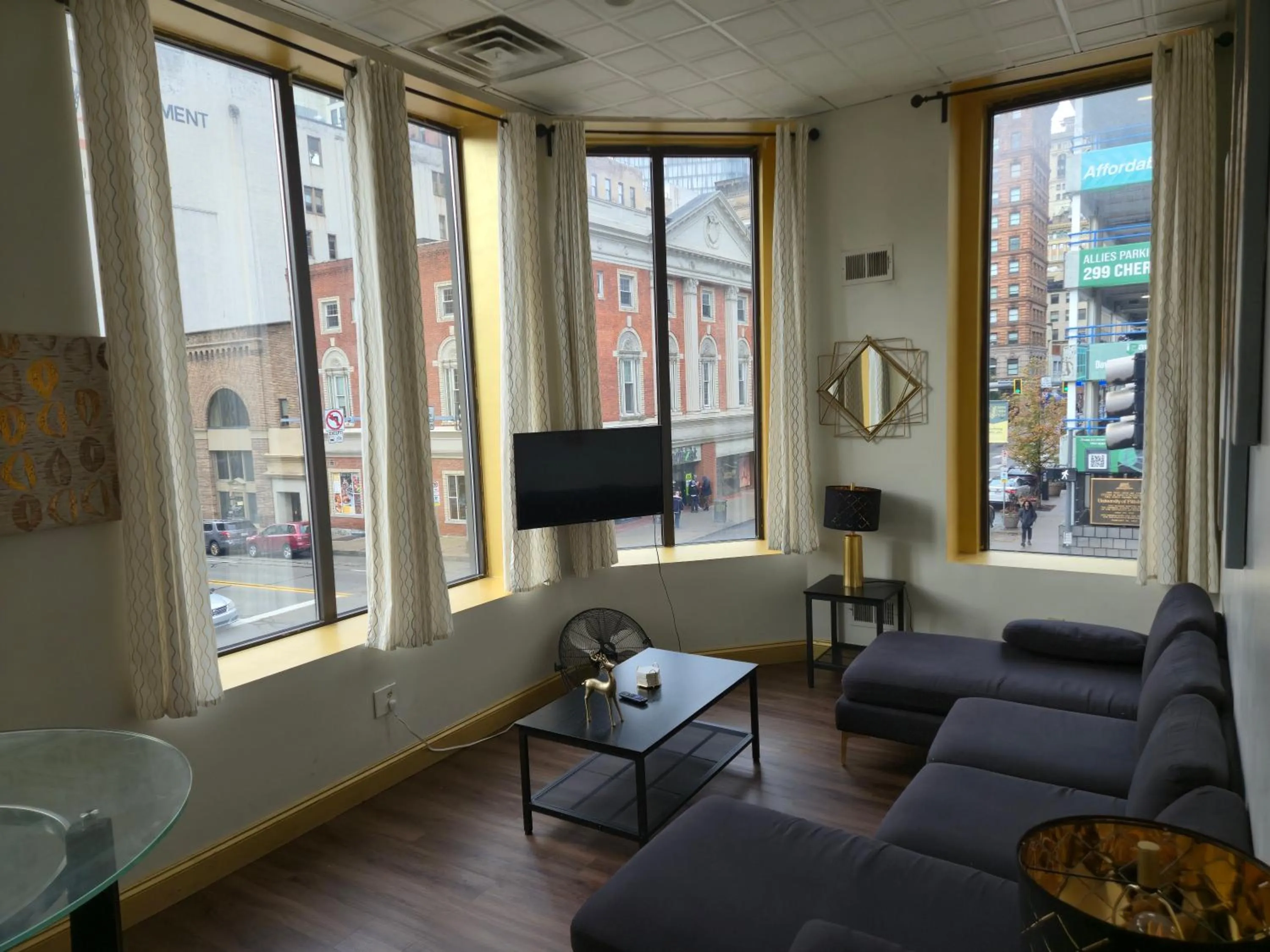 Communal lounge/ TV room in Stay Pittsburgh