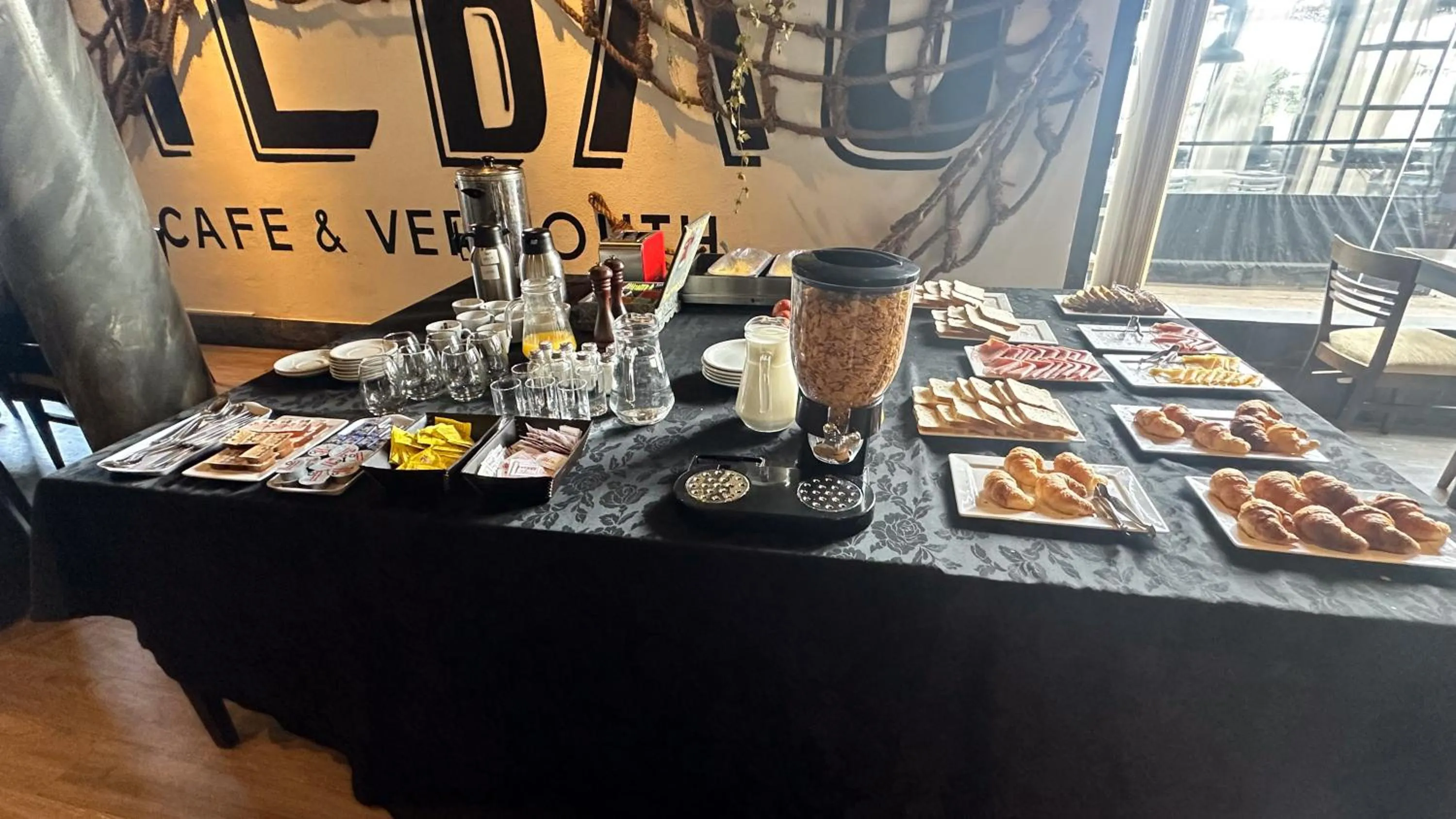 Restaurant/places to eat in Puerto Amarras Hotel & Suites