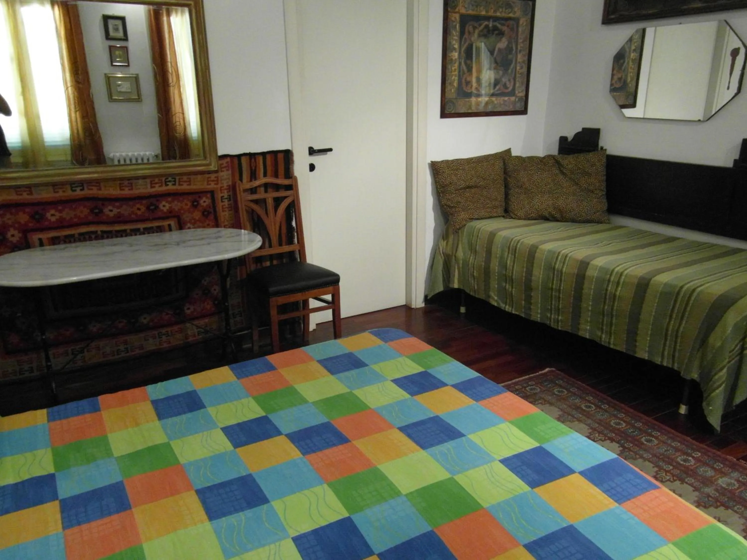 Decorative detail, Bed in Abitazione Pigneto B&B