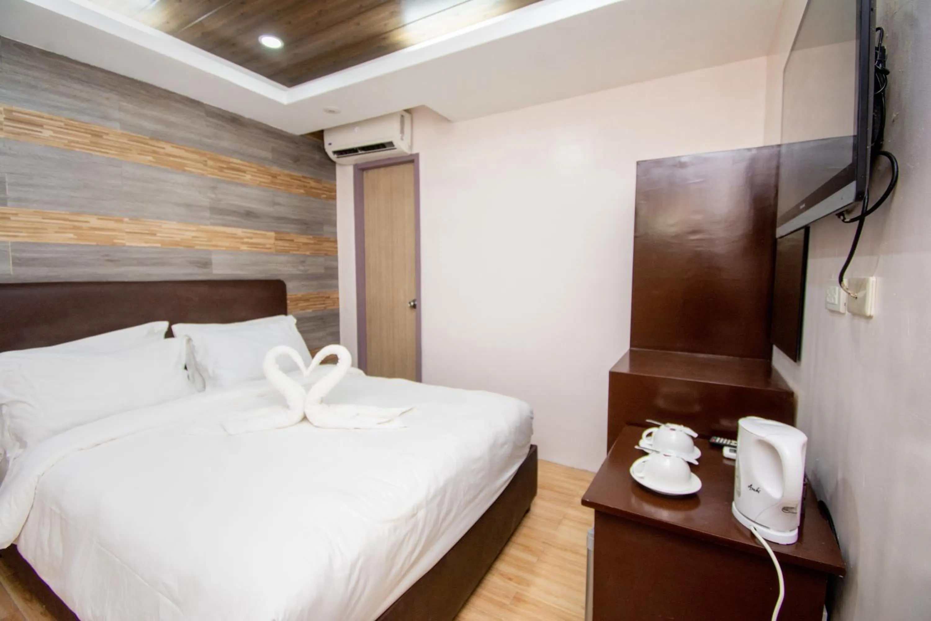 Bed in Emerald Island Hotel