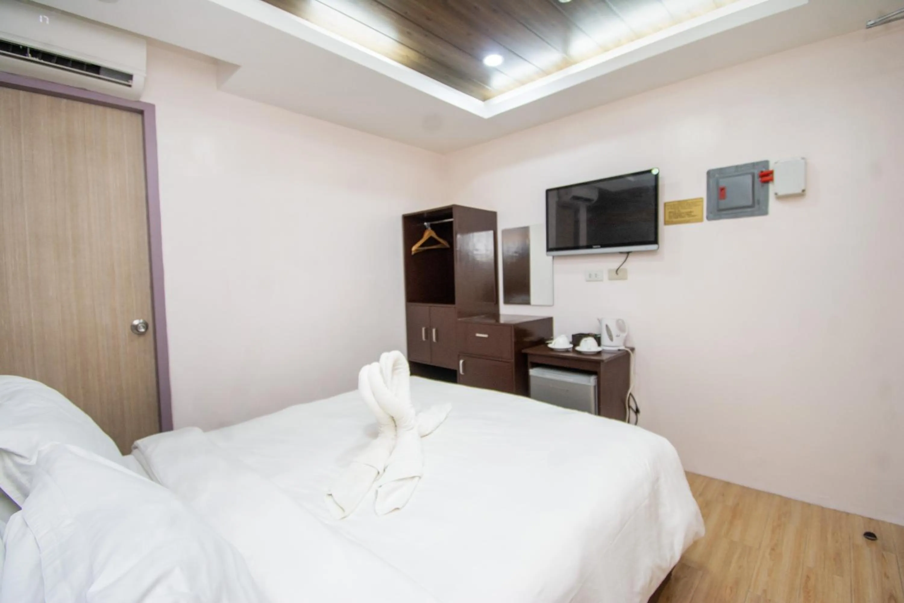 Bed in Emerald Island Hotel