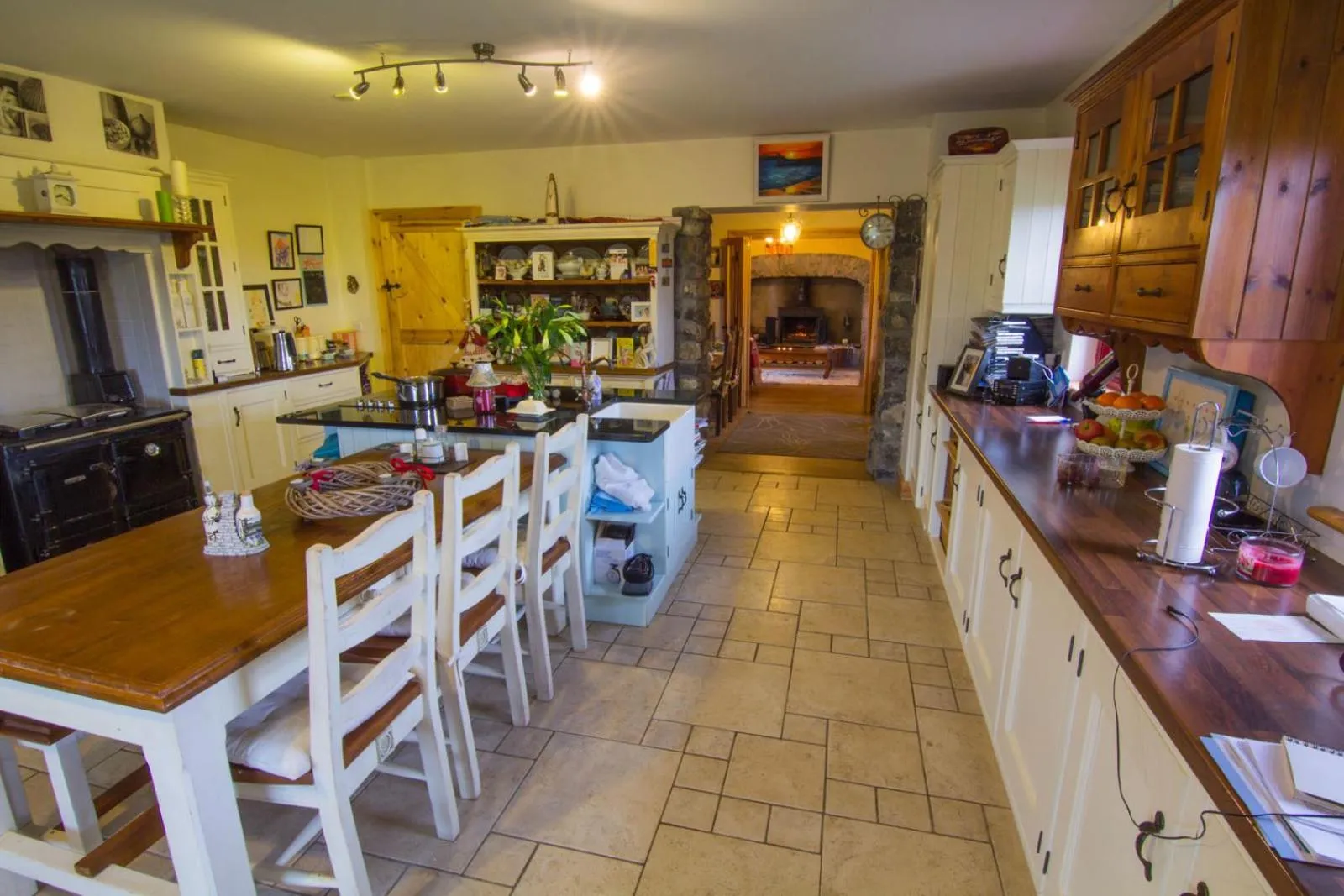 Kitchen or kitchenette in The Thatched Cottage B&B