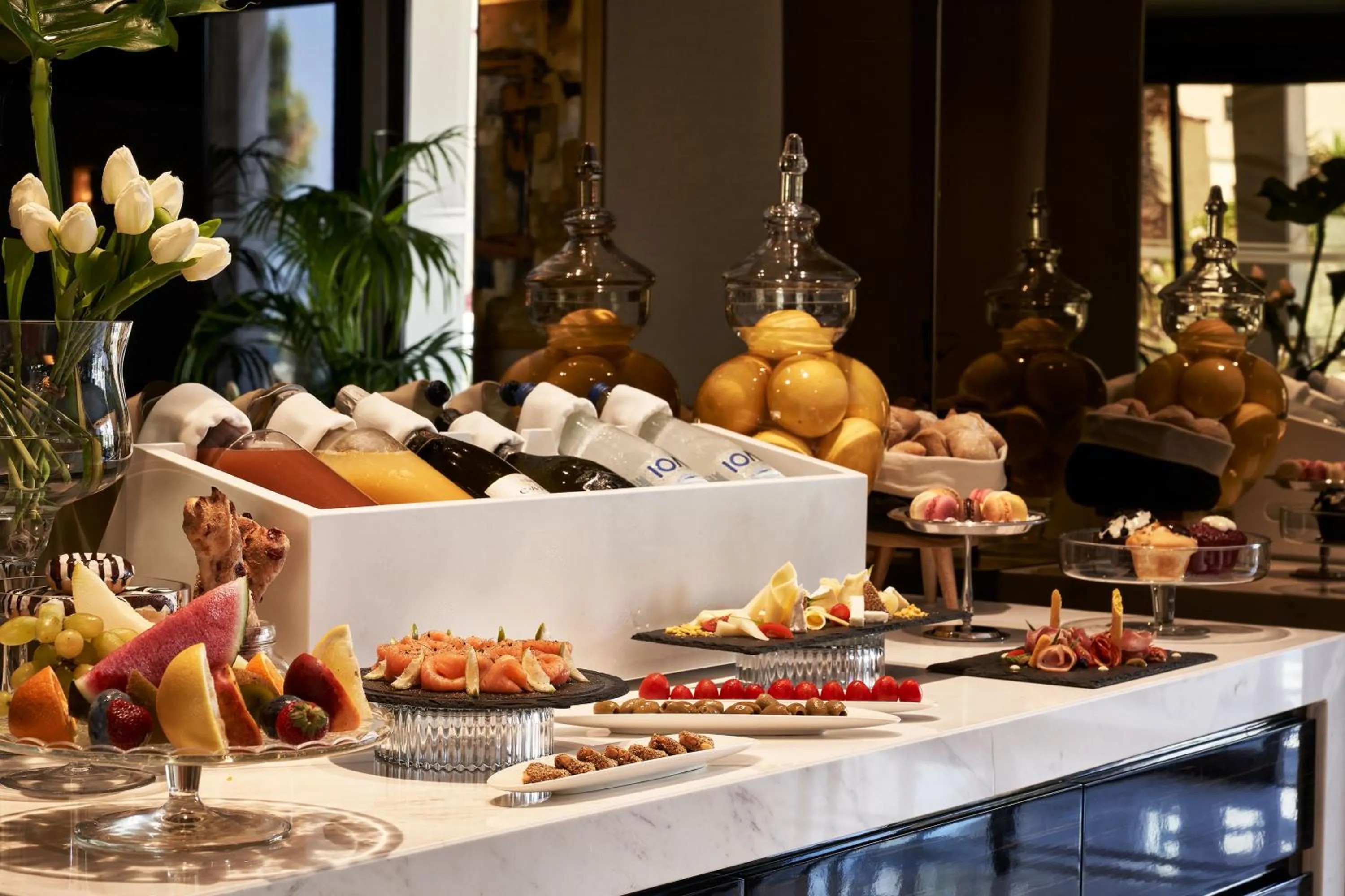 Restaurant/places to eat in Bellevue On The Beach Suites