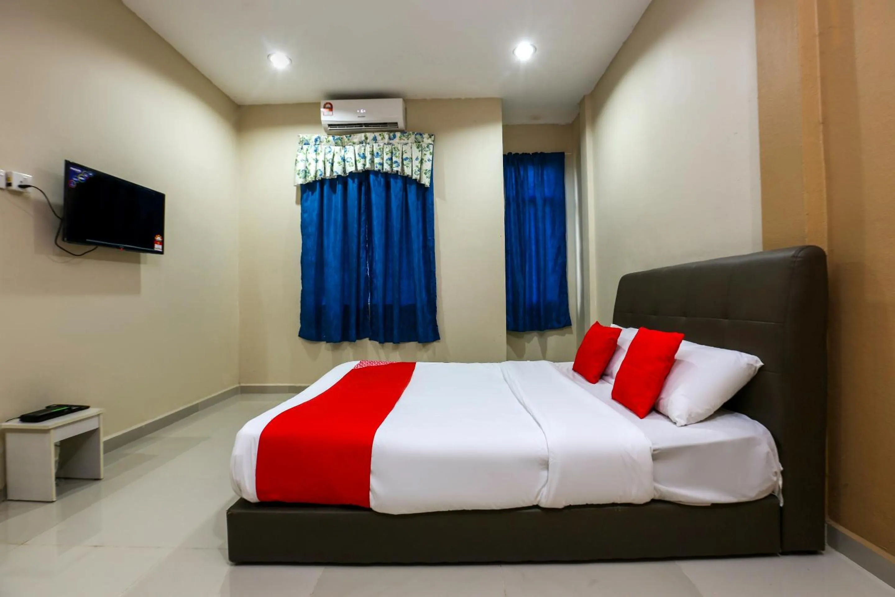 Bedroom, Bed in OYO 89933 Nun Hotel