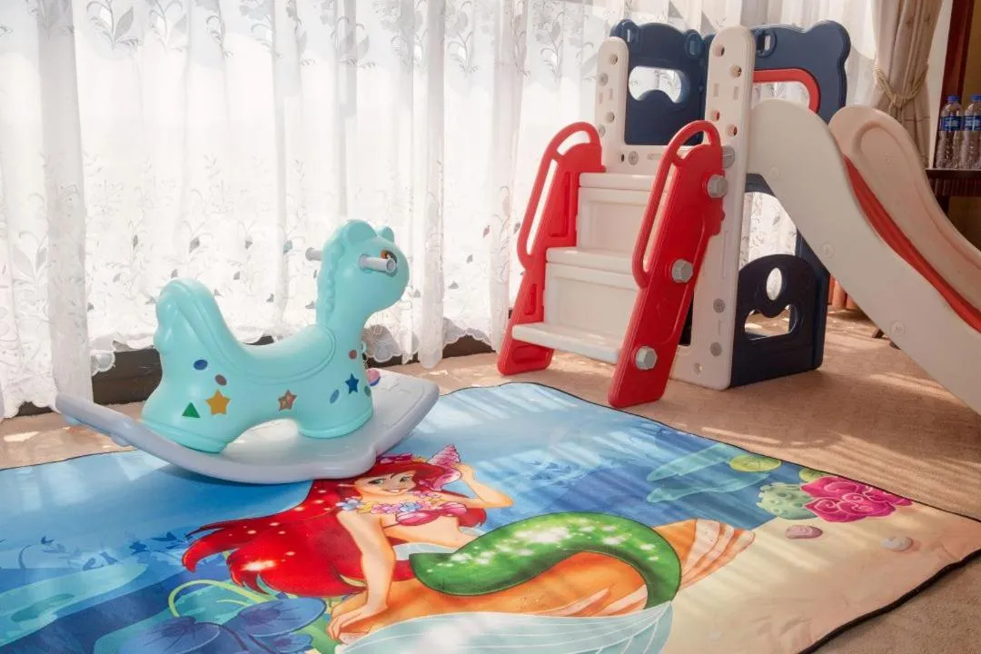 children in Felicity Hotel Shenzhen, Luohu Railway Station