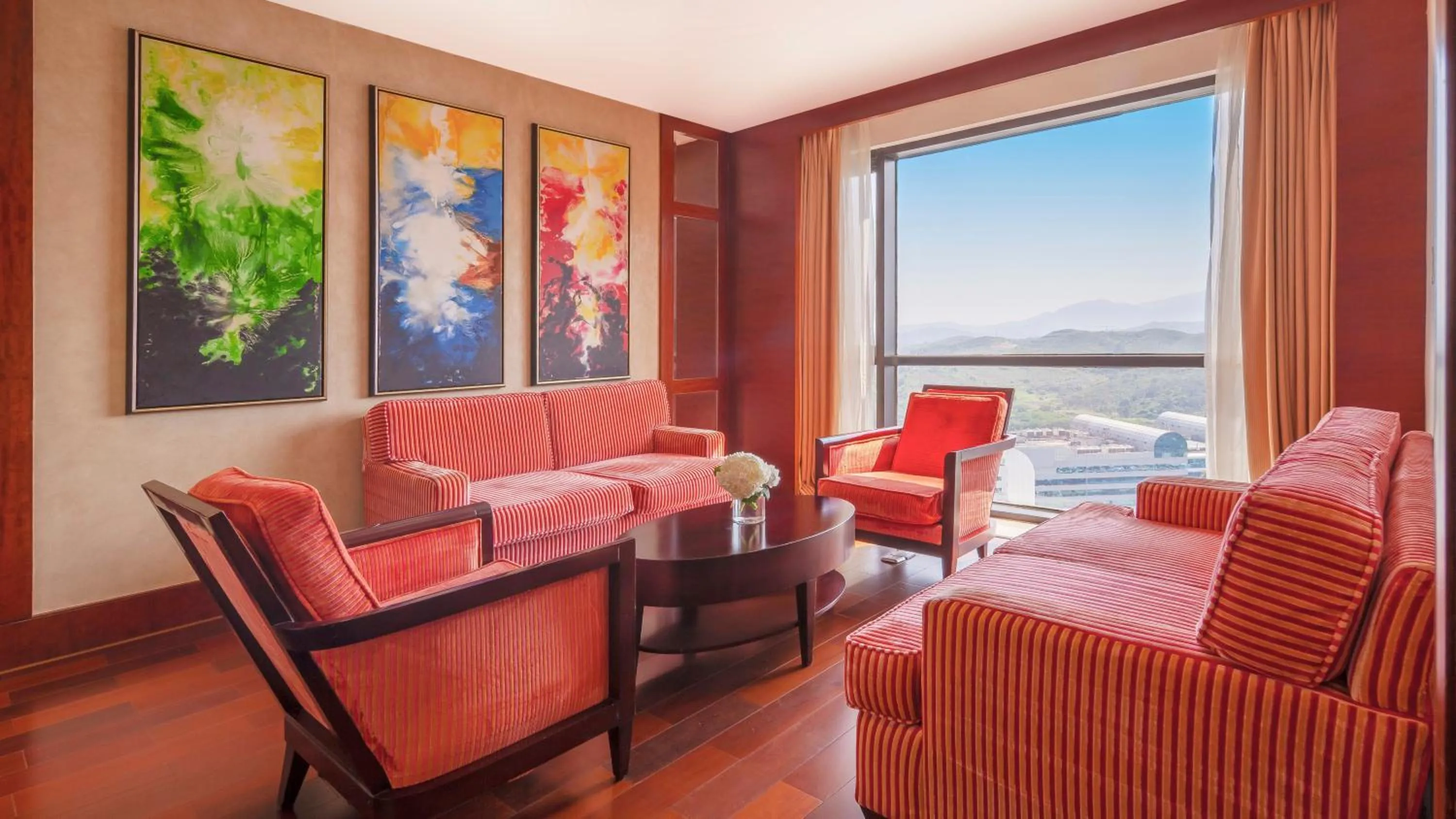 Library in Felicity Hotel Shenzhen, Luohu Railway Station