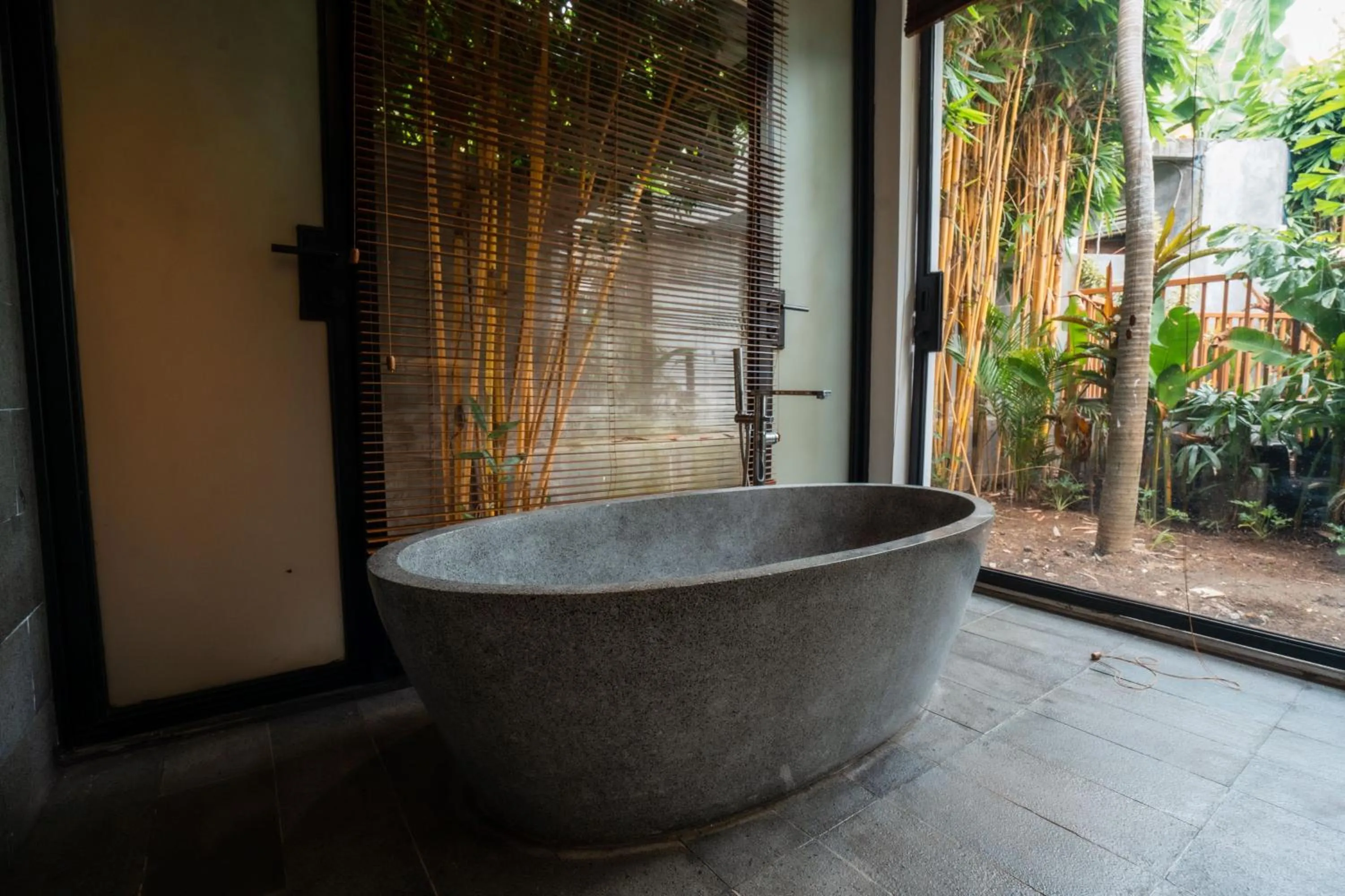 Bath in Grün Canggu Garden