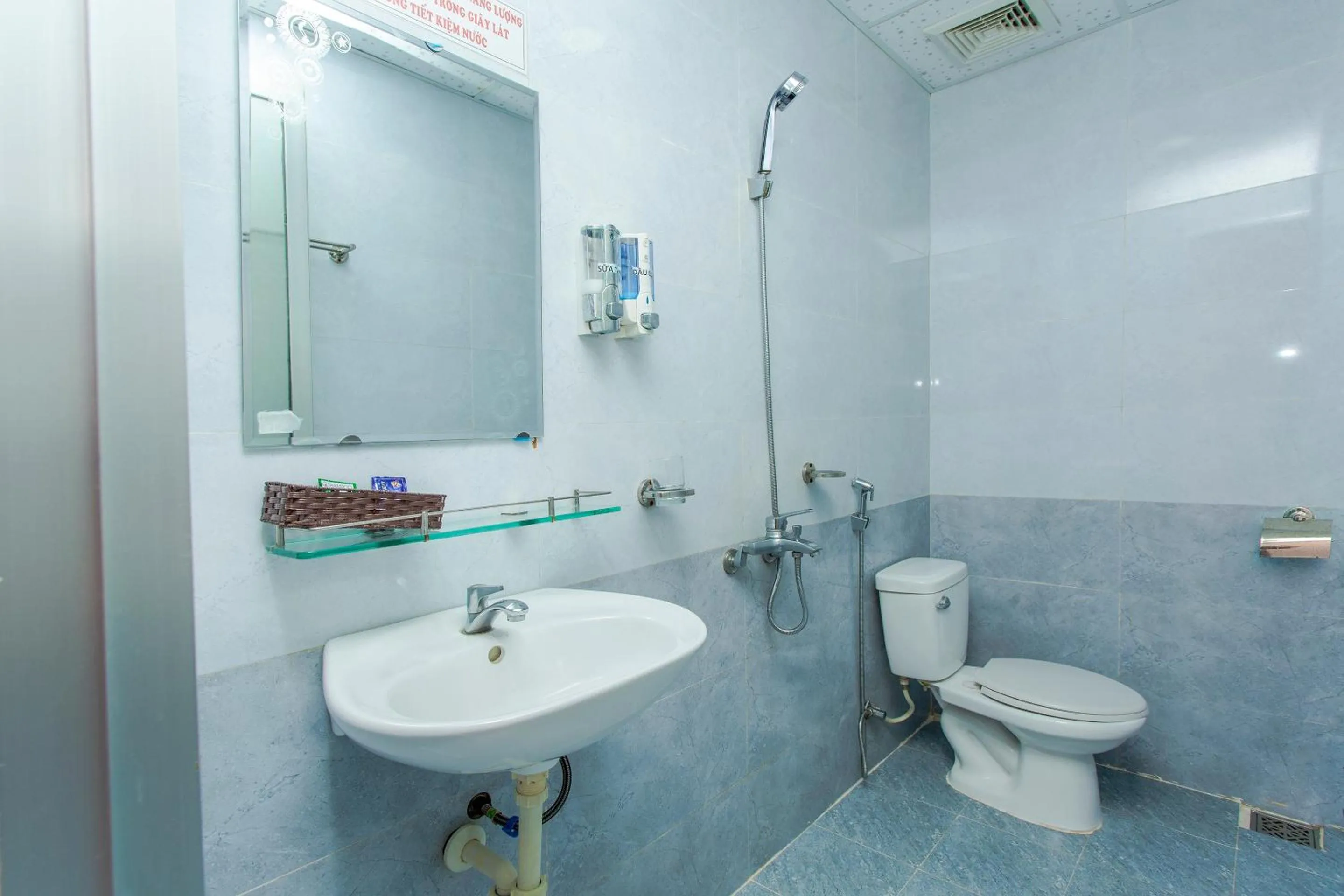 Bathroom in OYO 962 Tulip Motel