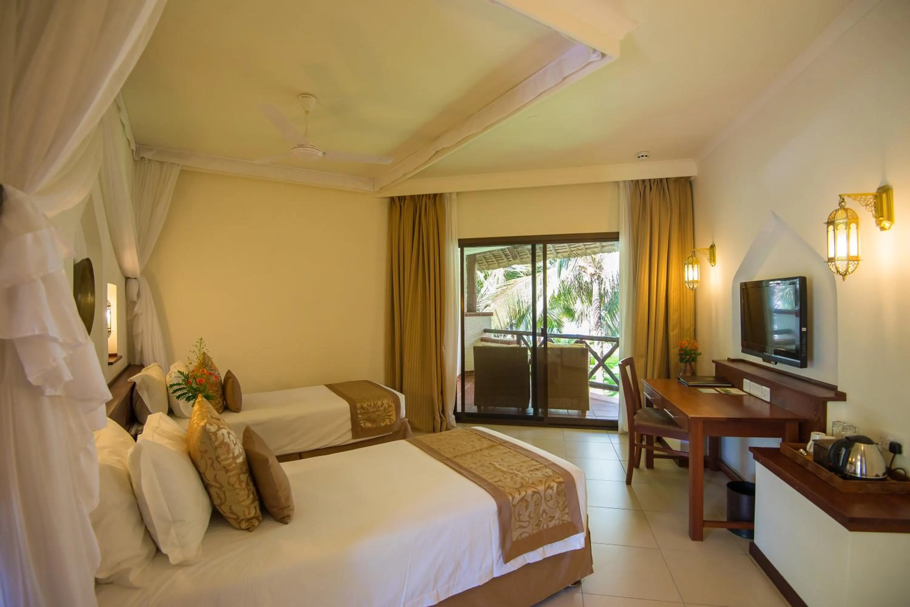 Photo of the whole room, Bed in Sea Cliff Resort & Spa