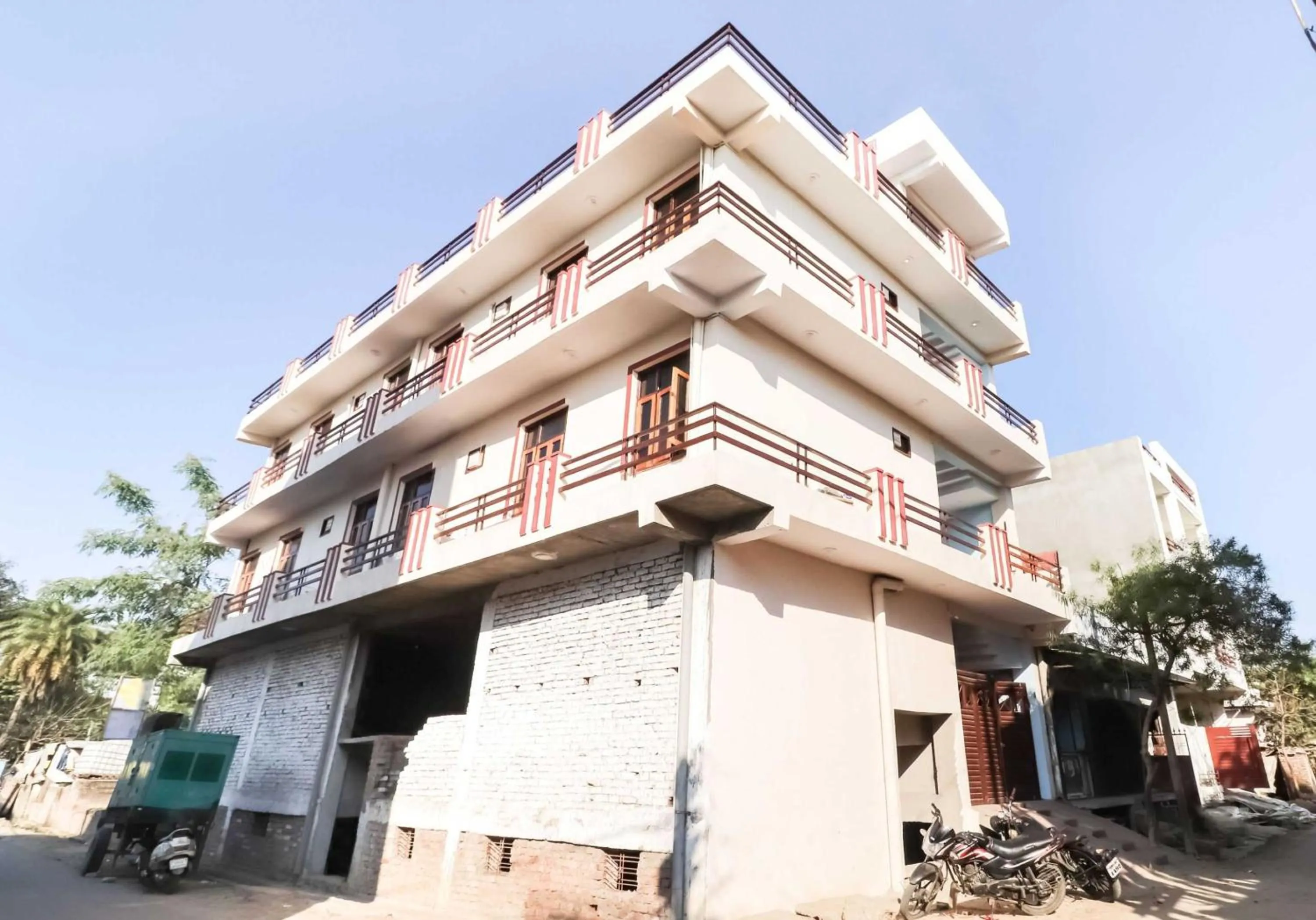 Facade/entrance in Hotel O The Velvet Chinhat Tiraha